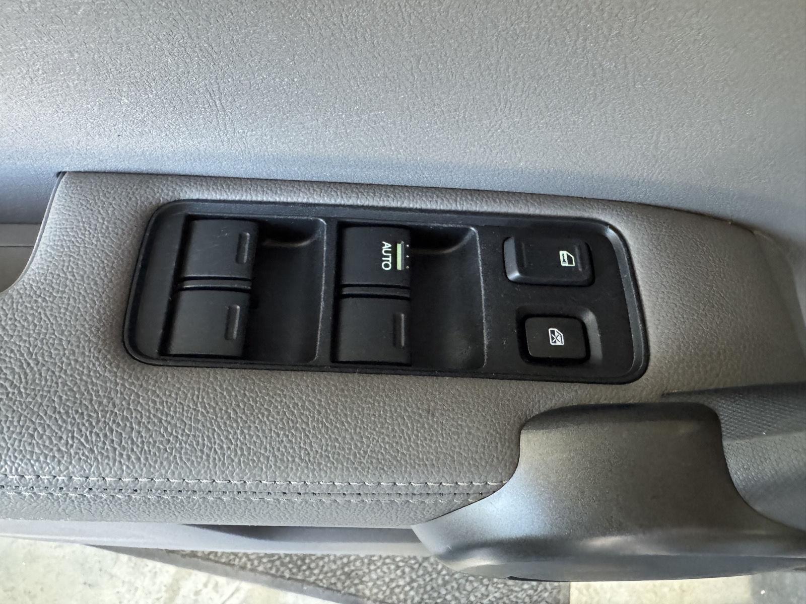 Vehicle photo 34