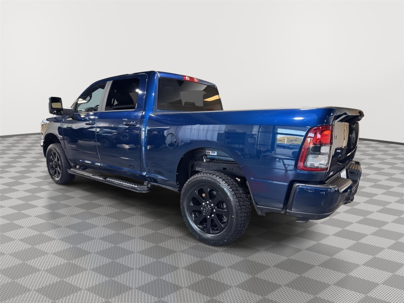 Vehicle photo 9