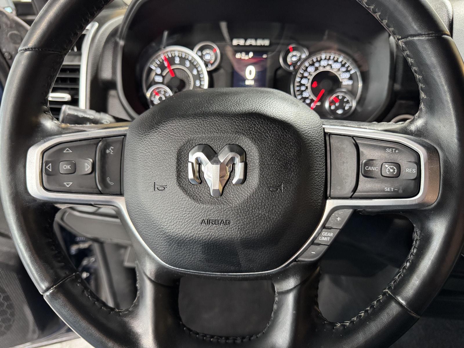 Vehicle photo 12