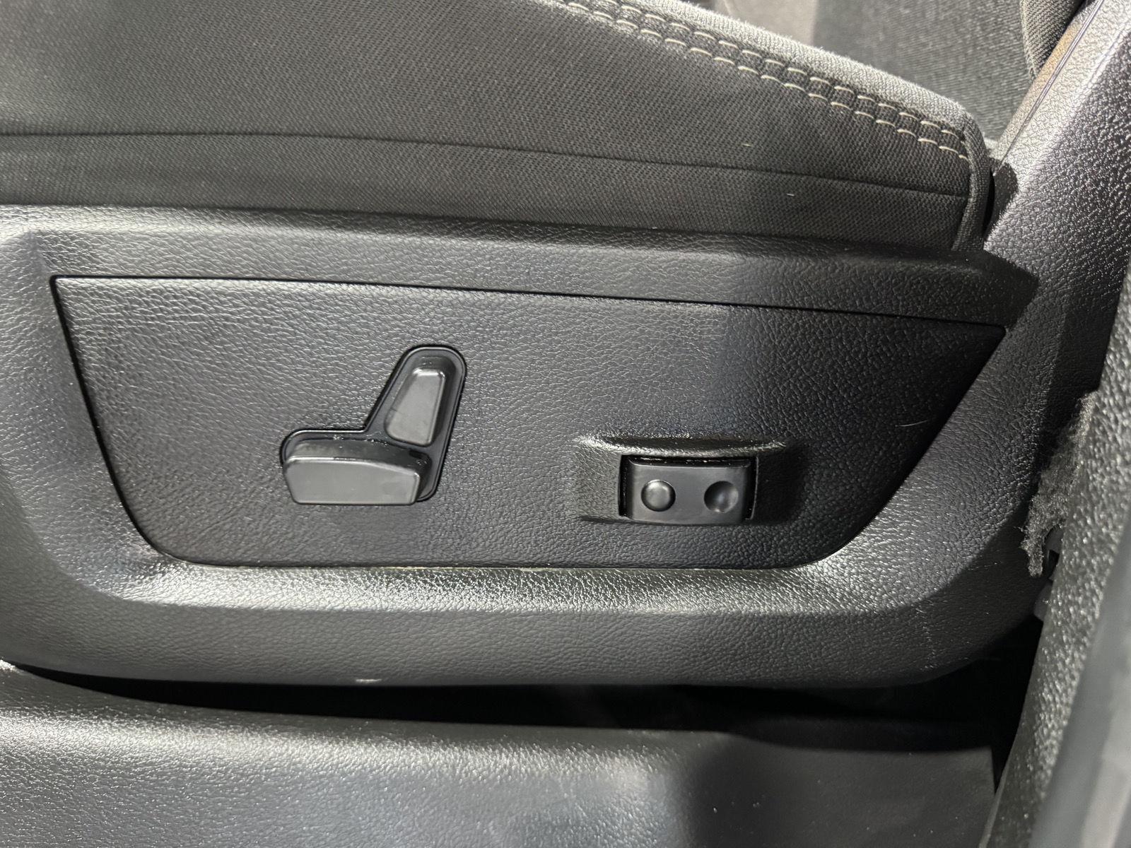 Vehicle photo 19