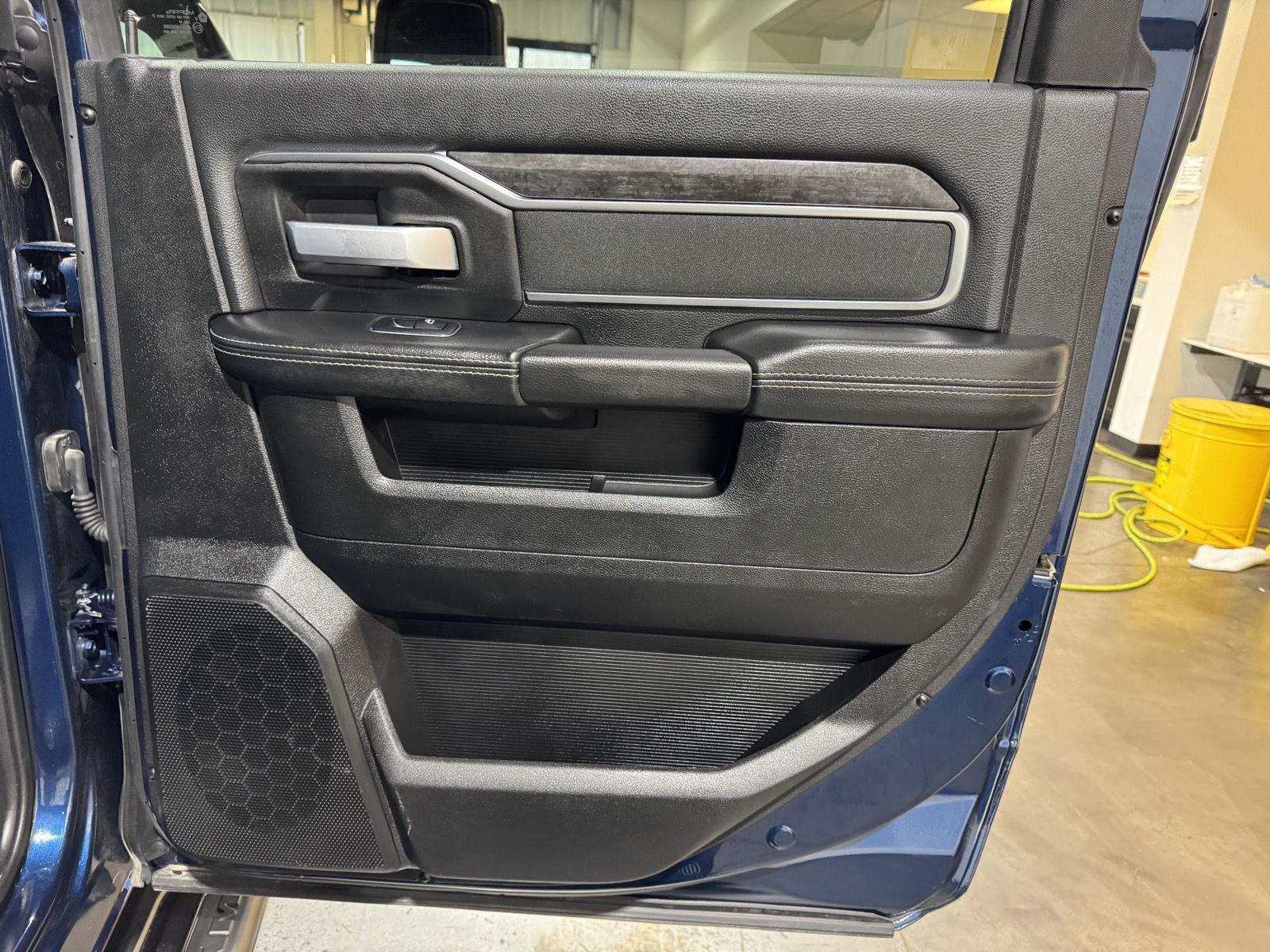 Vehicle photo 26