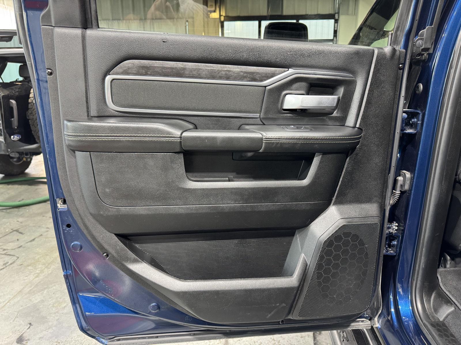 Vehicle photo 28