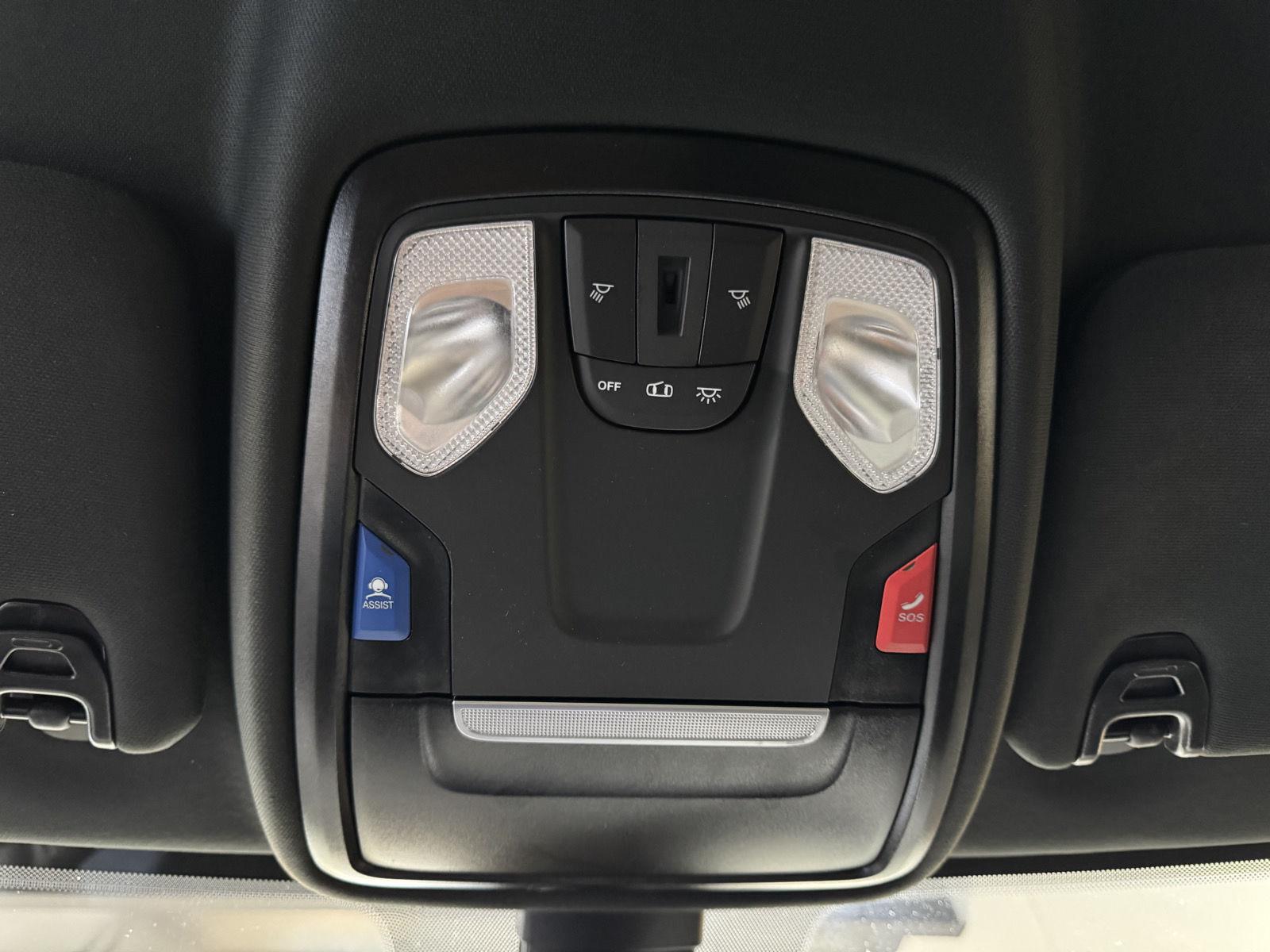 Vehicle photo 30