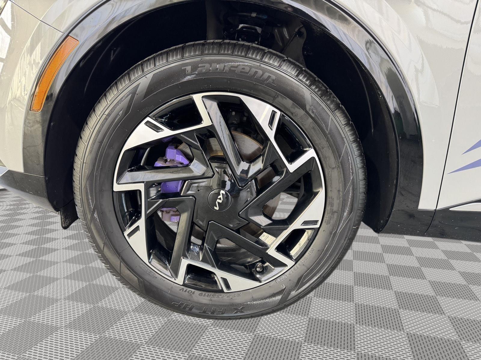Vehicle photo 11
