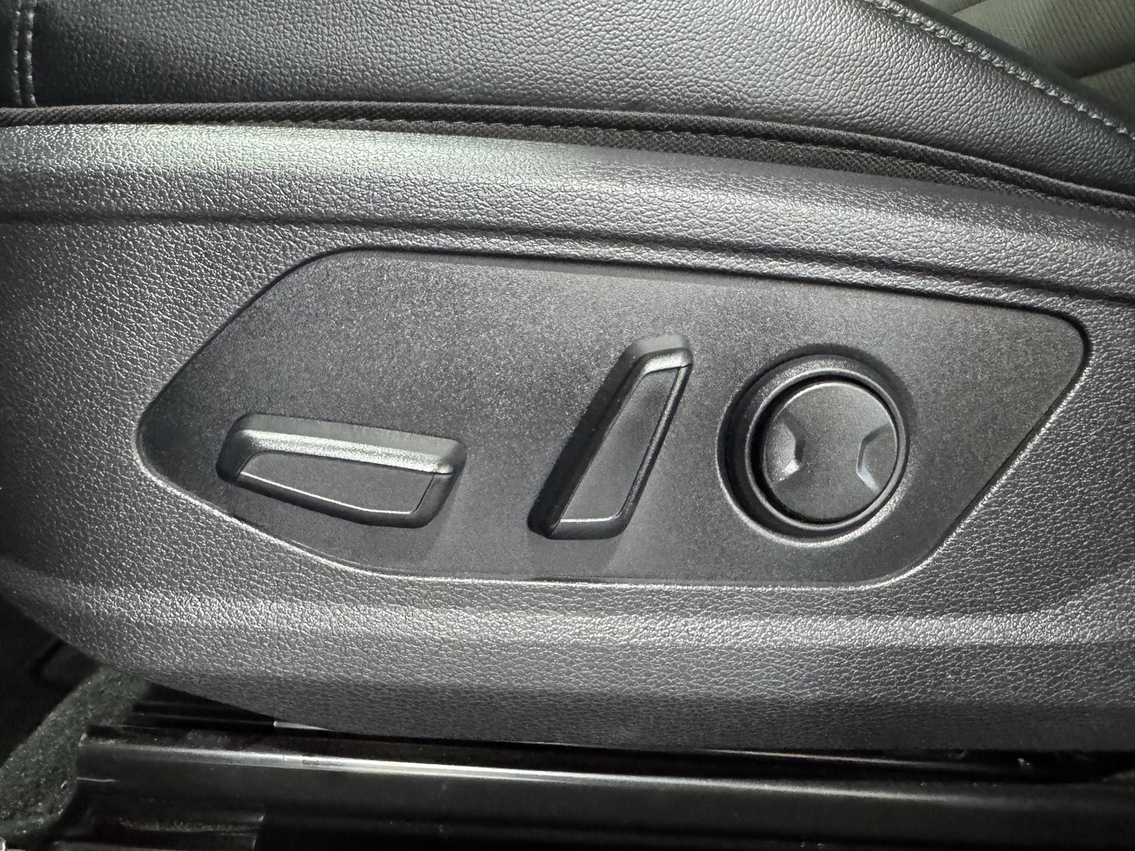 Vehicle photo 21