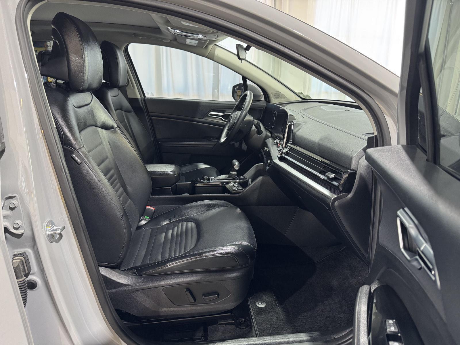 Vehicle photo 25