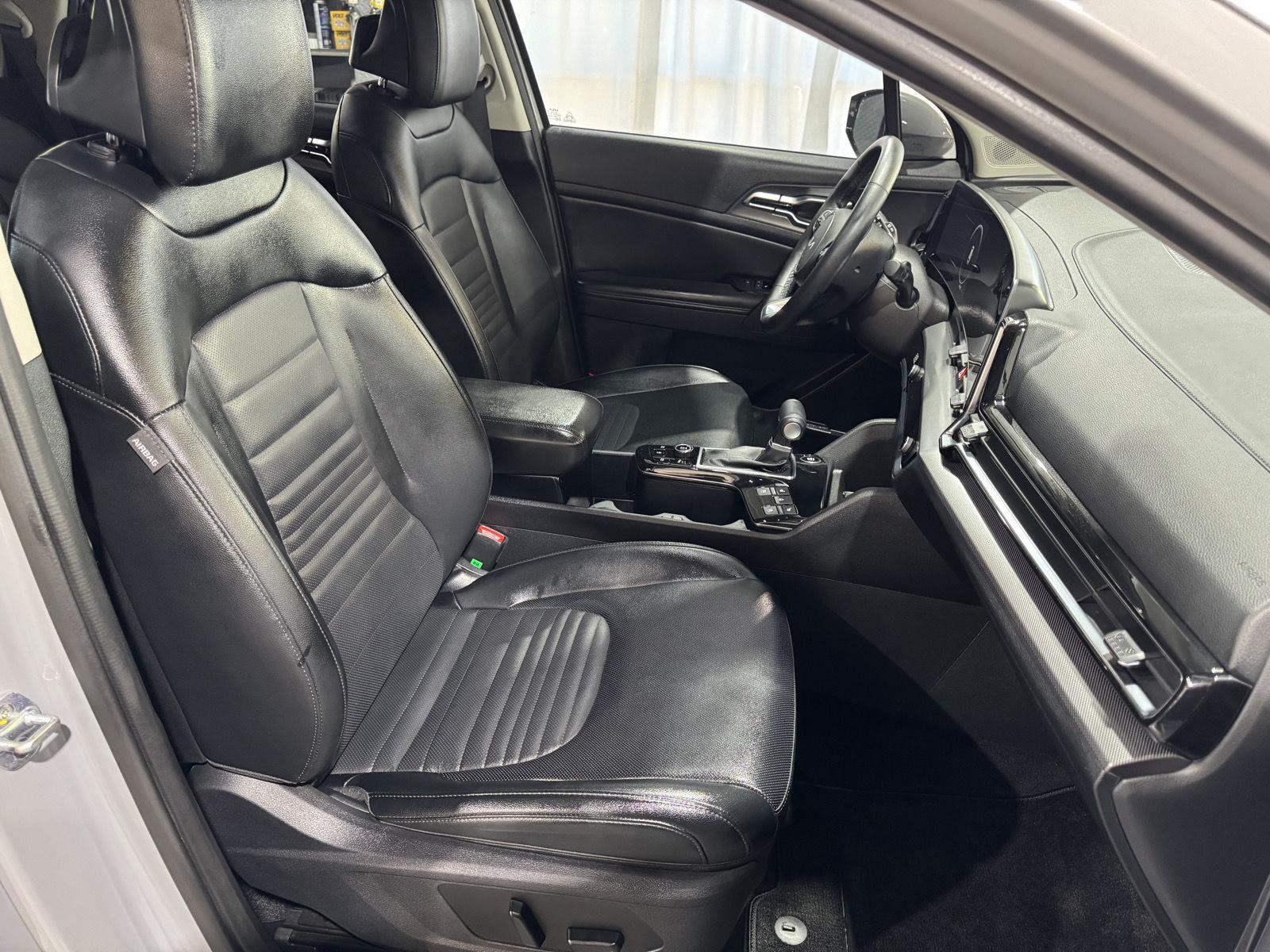 Vehicle photo 26