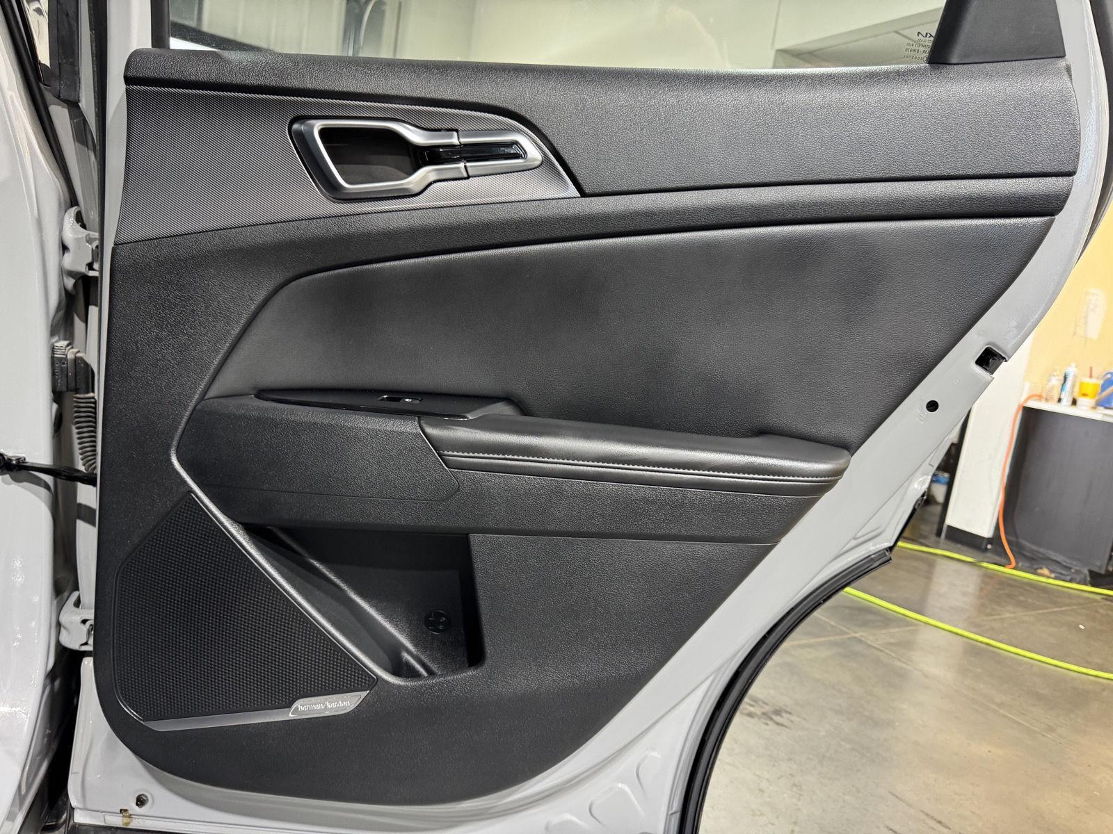 Vehicle photo 28