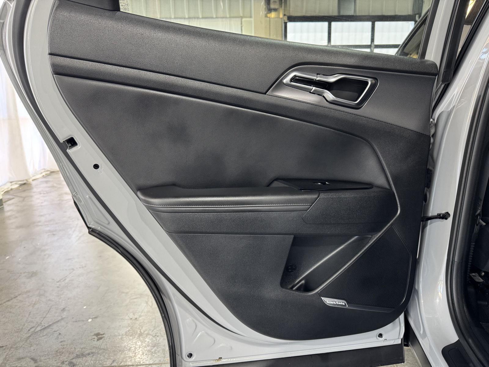Vehicle photo 30