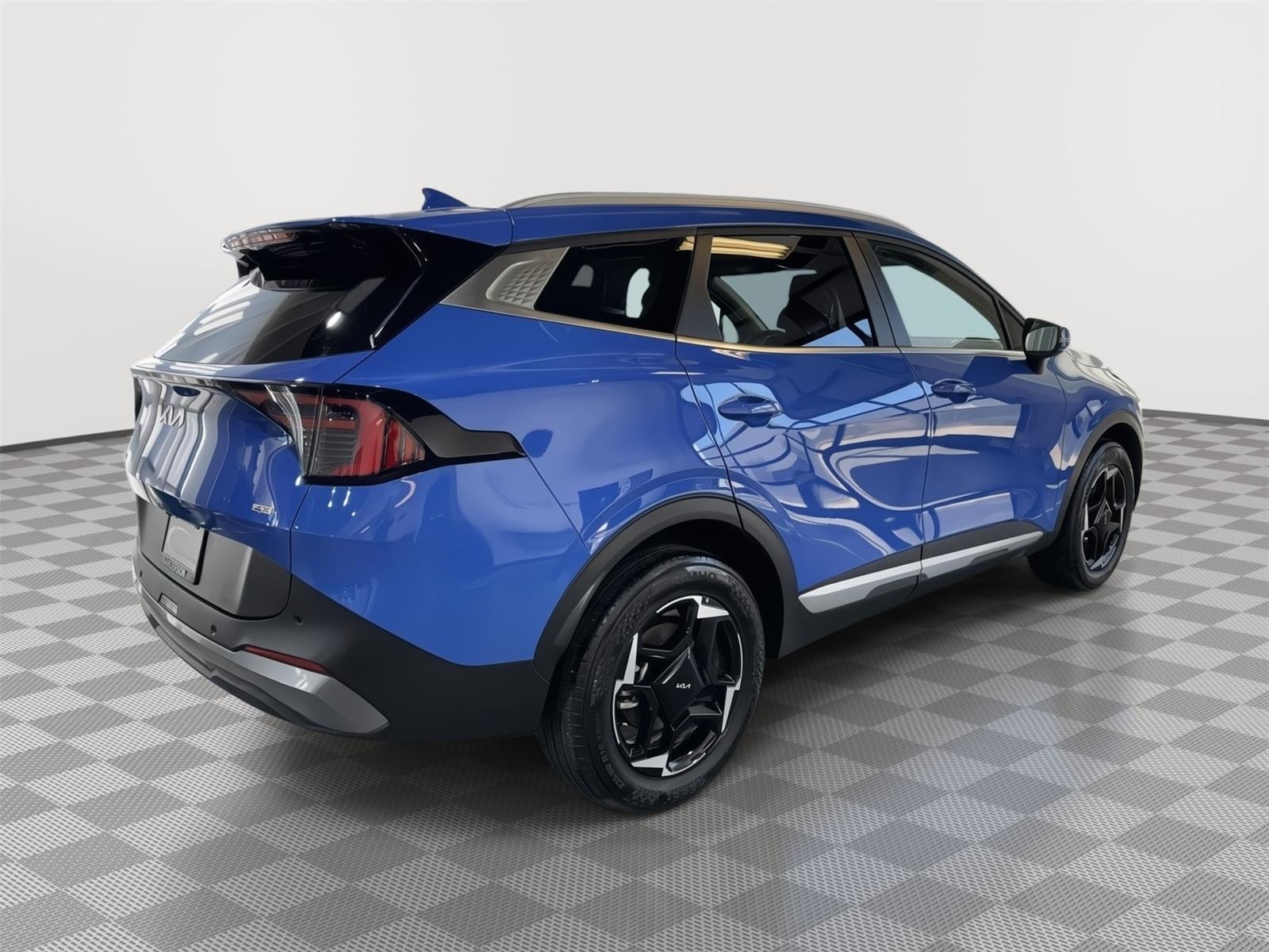Vehicle photo 8