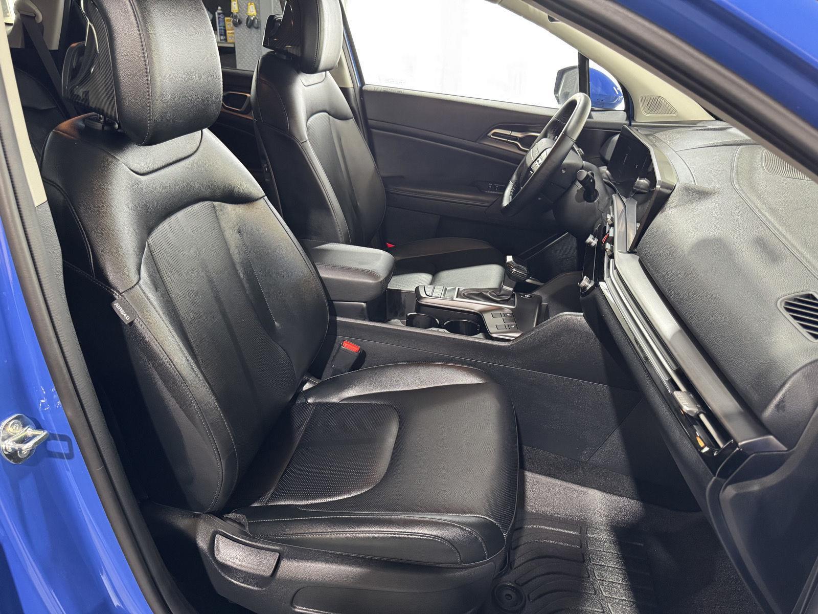 Vehicle photo 24