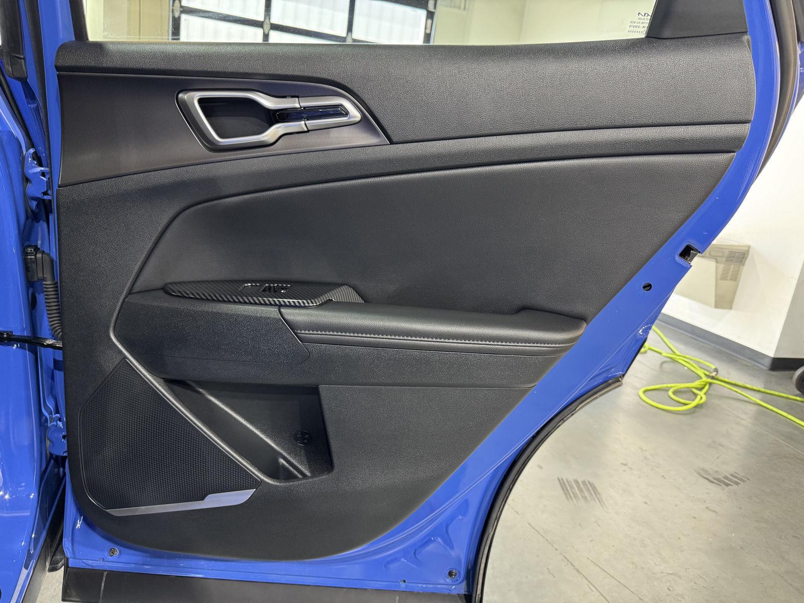 Vehicle photo 26