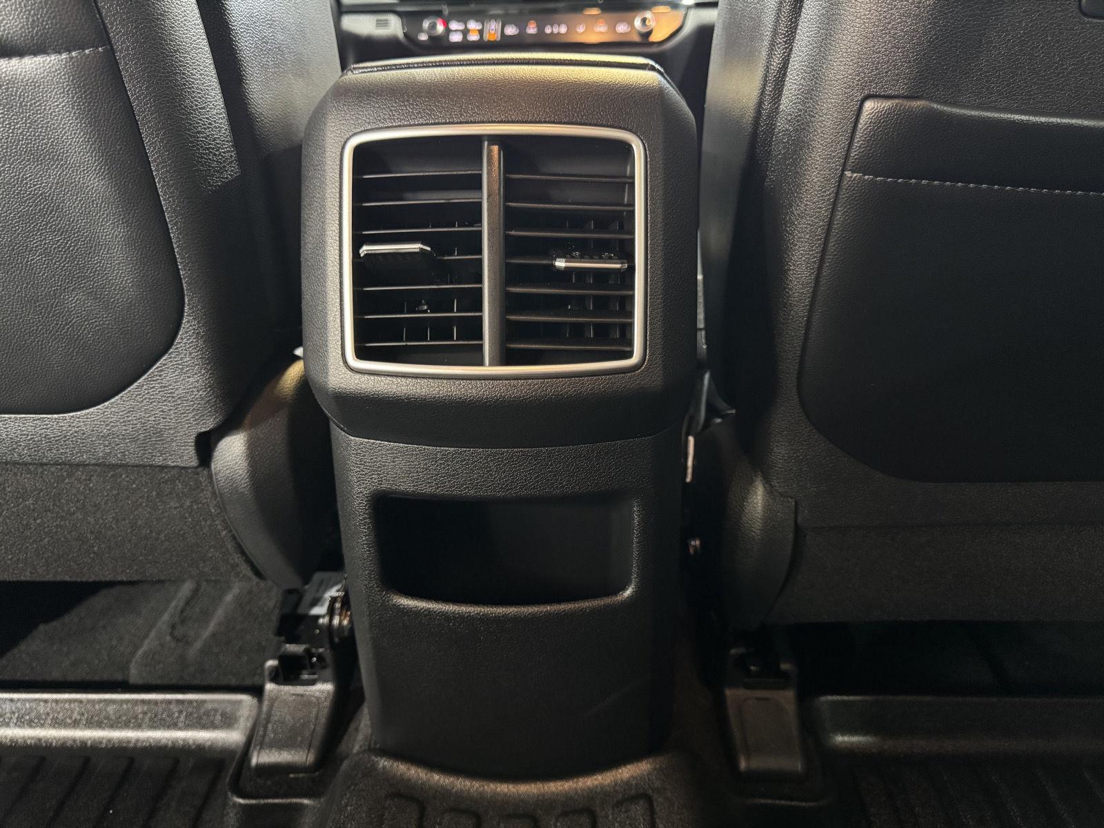 Vehicle photo 37