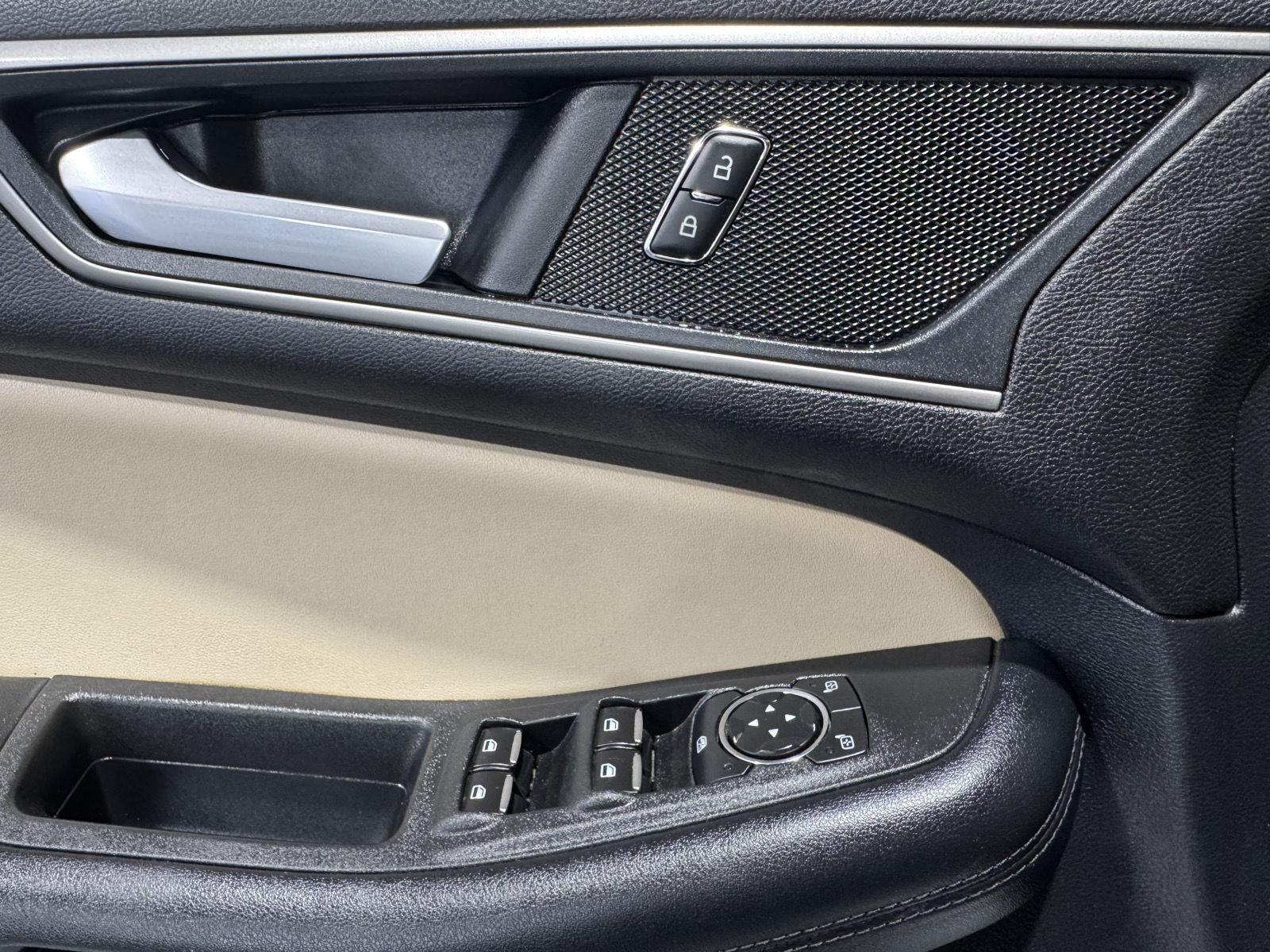 Vehicle photo 18