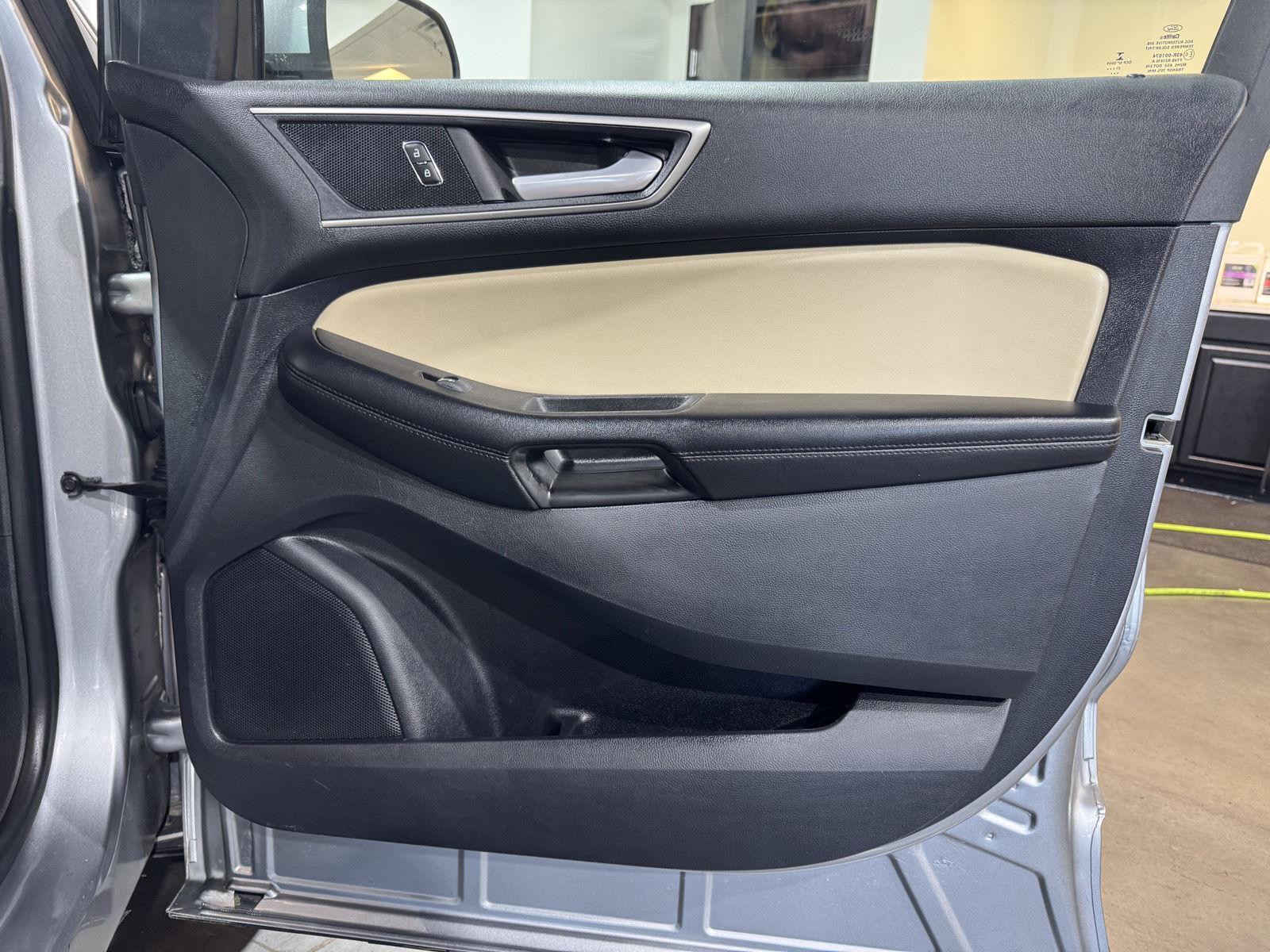 Vehicle photo 25