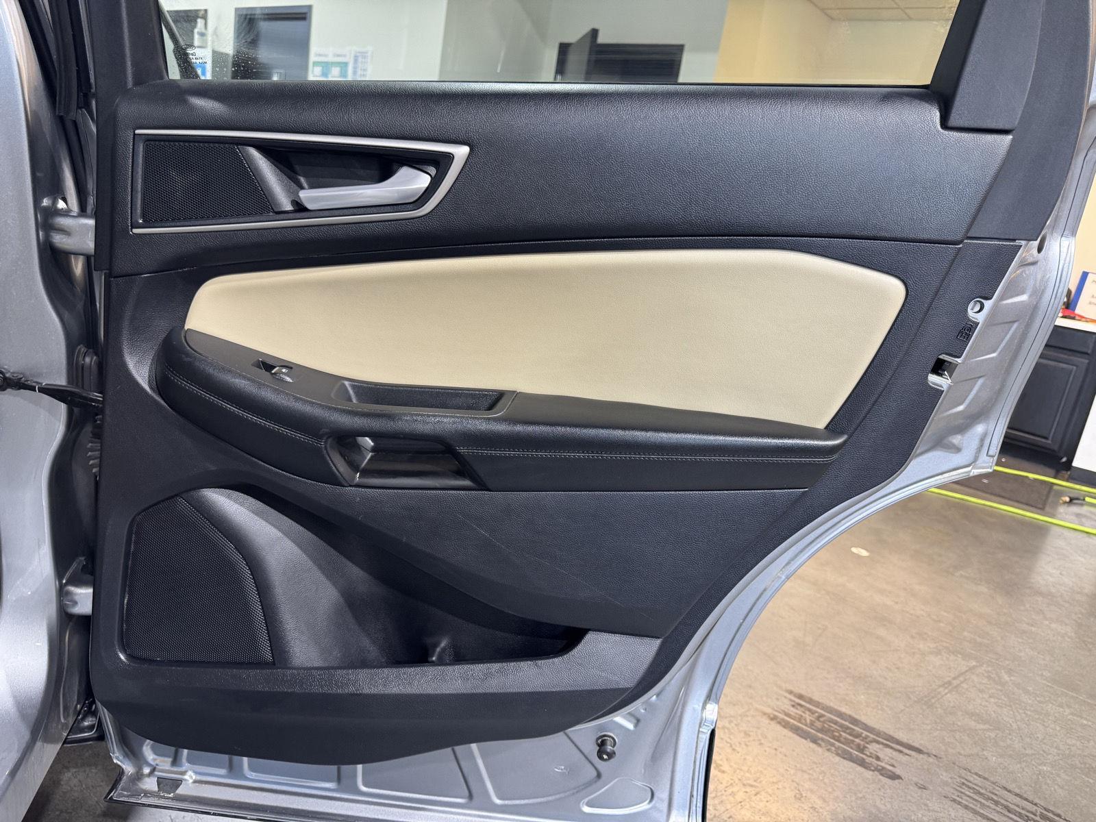 Vehicle photo 29
