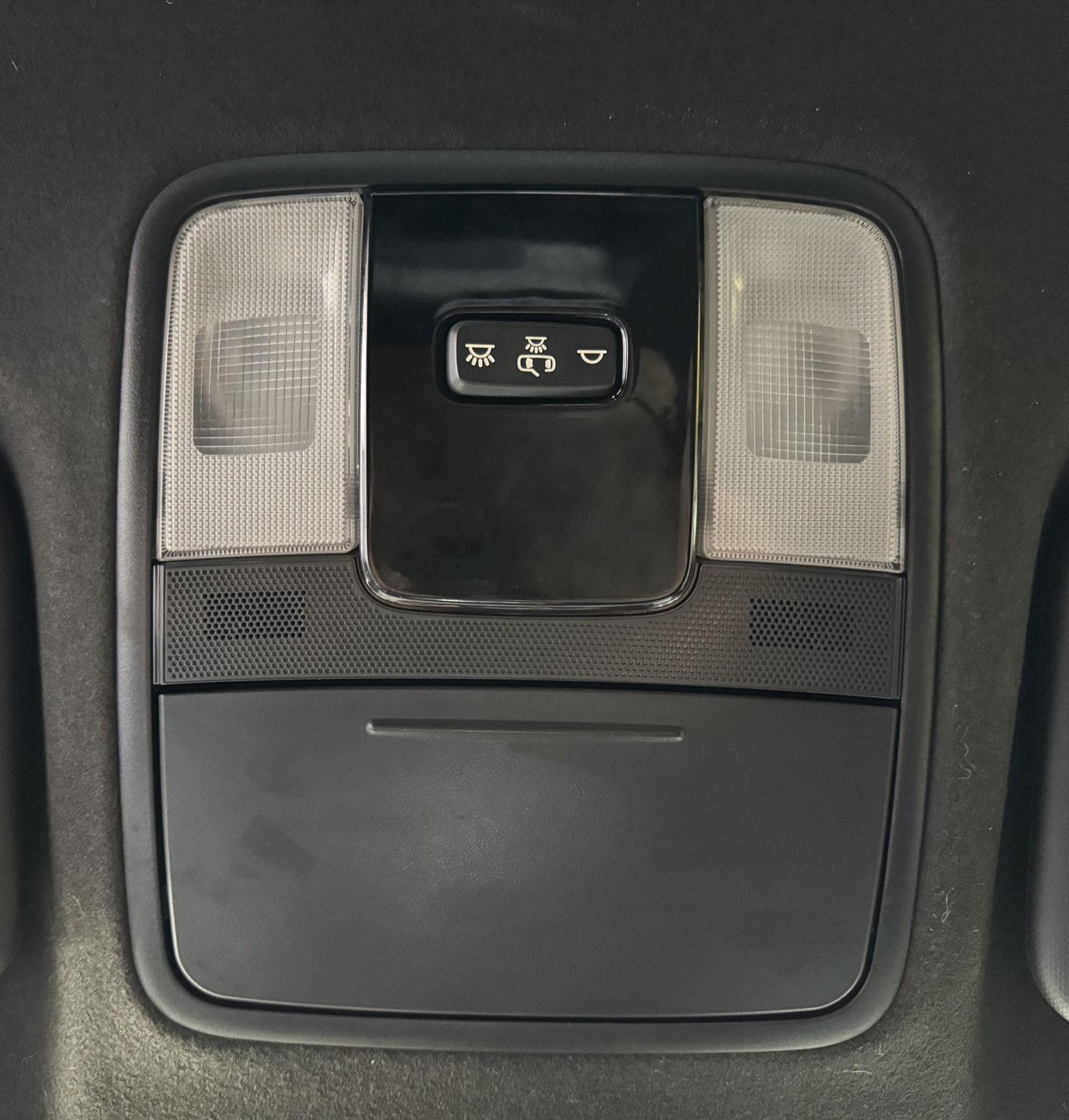 Vehicle photo 30