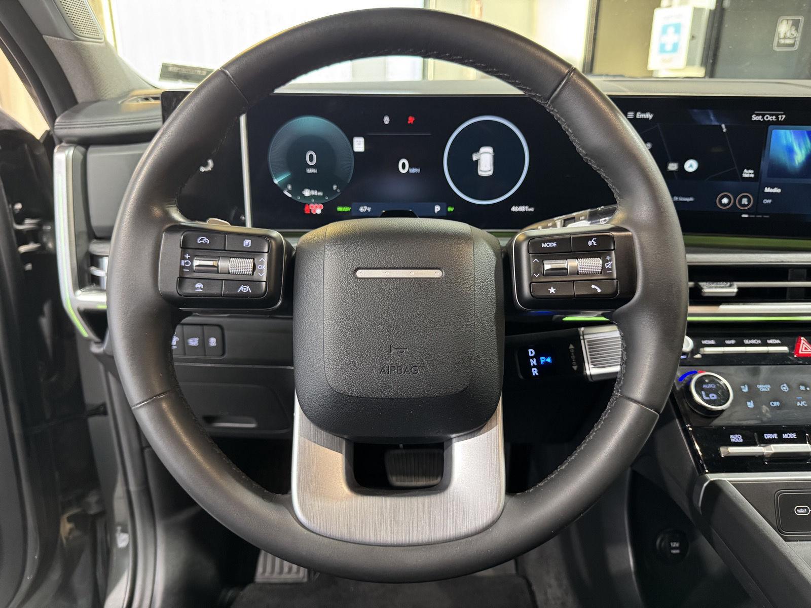 Vehicle photo 13