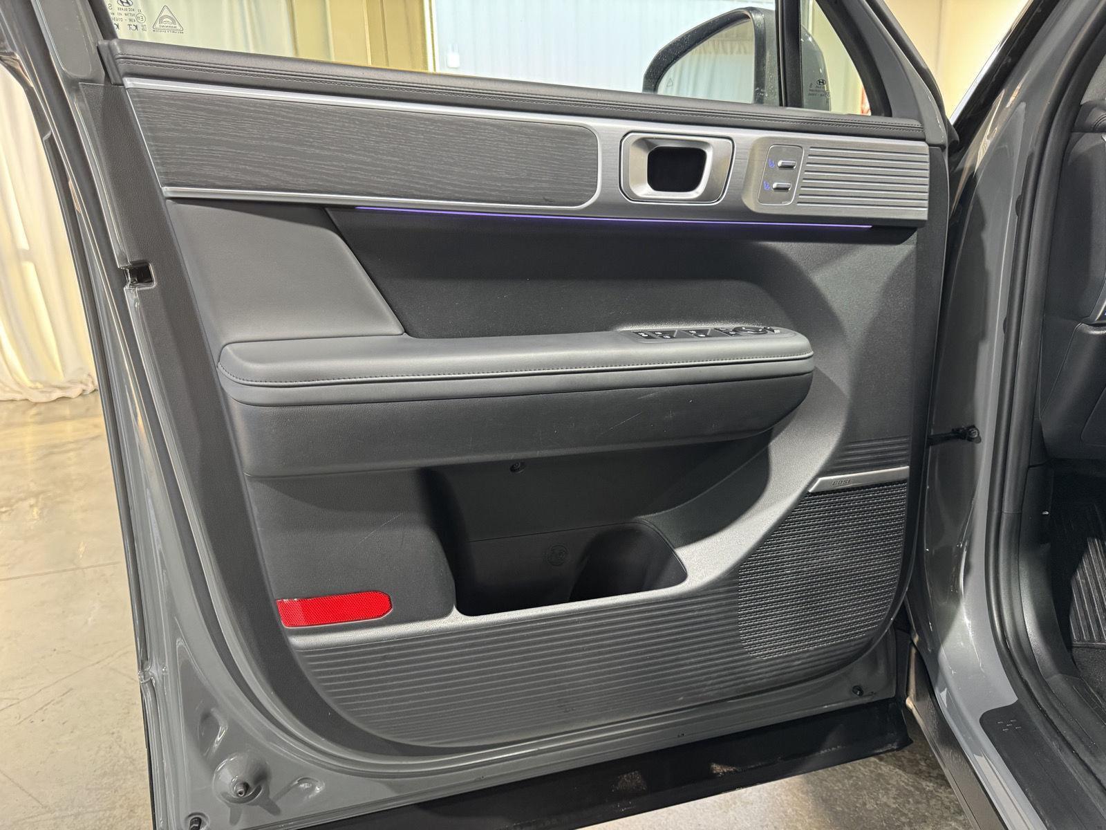 Vehicle photo 17