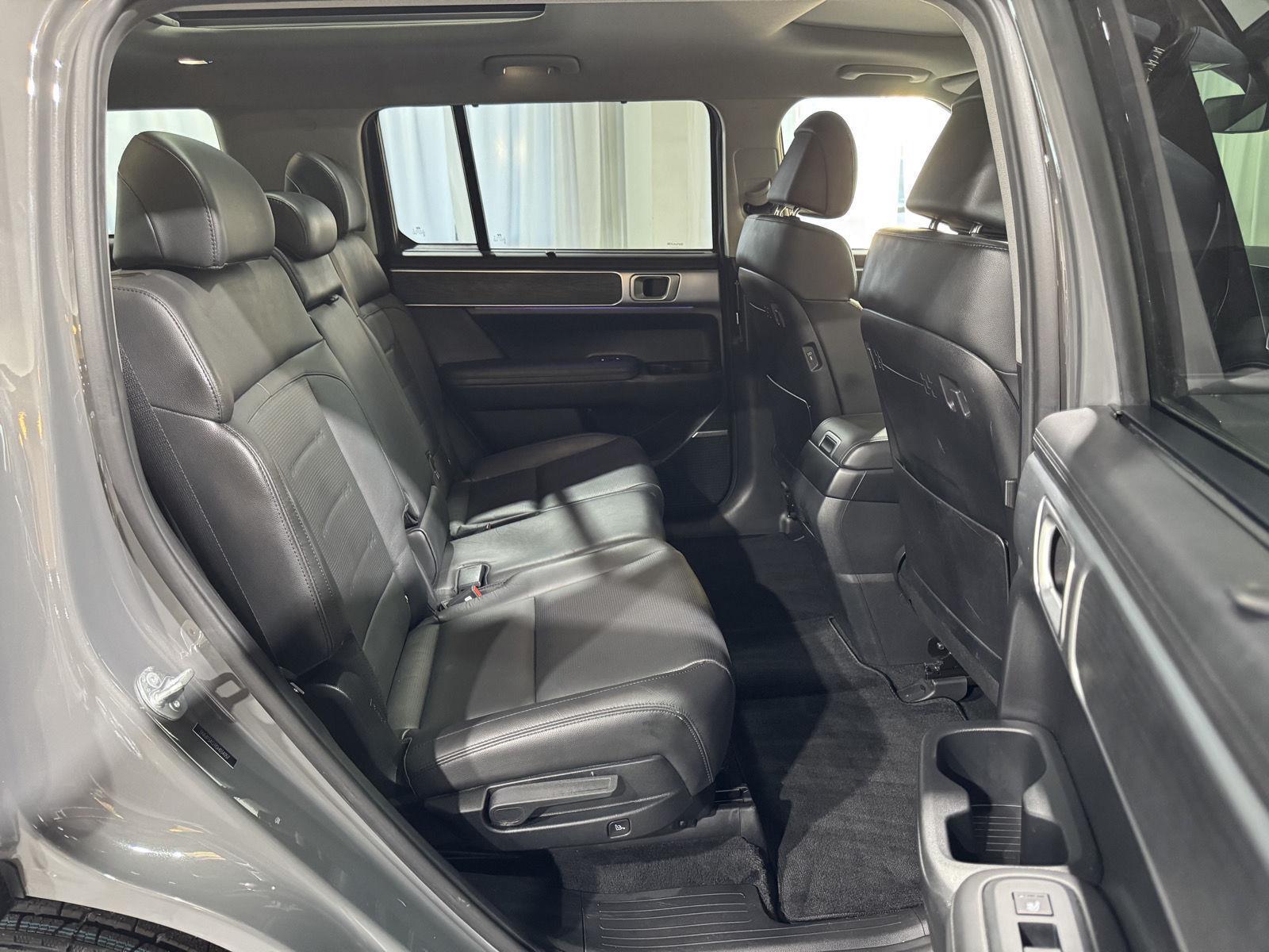 Vehicle photo 30
