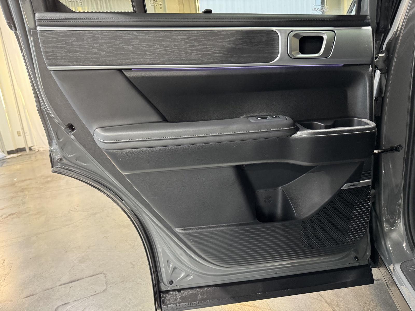 Vehicle photo 33