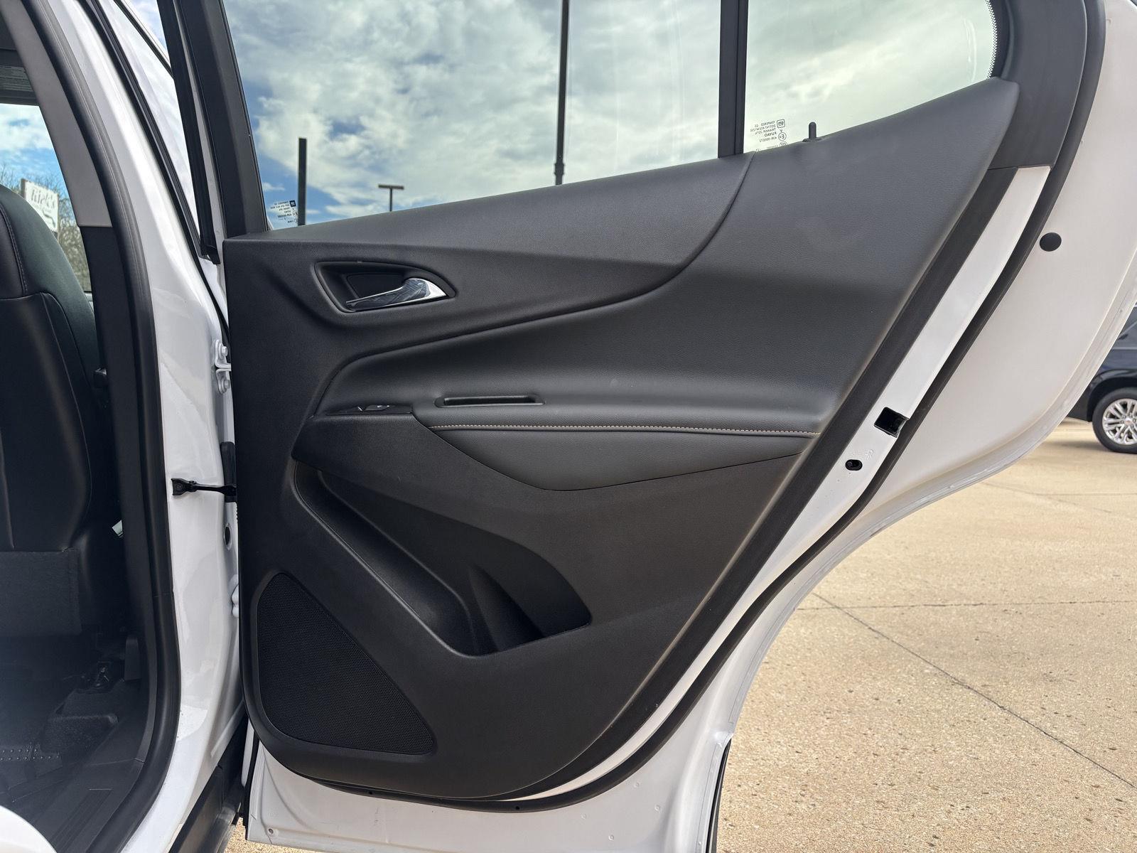 Vehicle photo 28