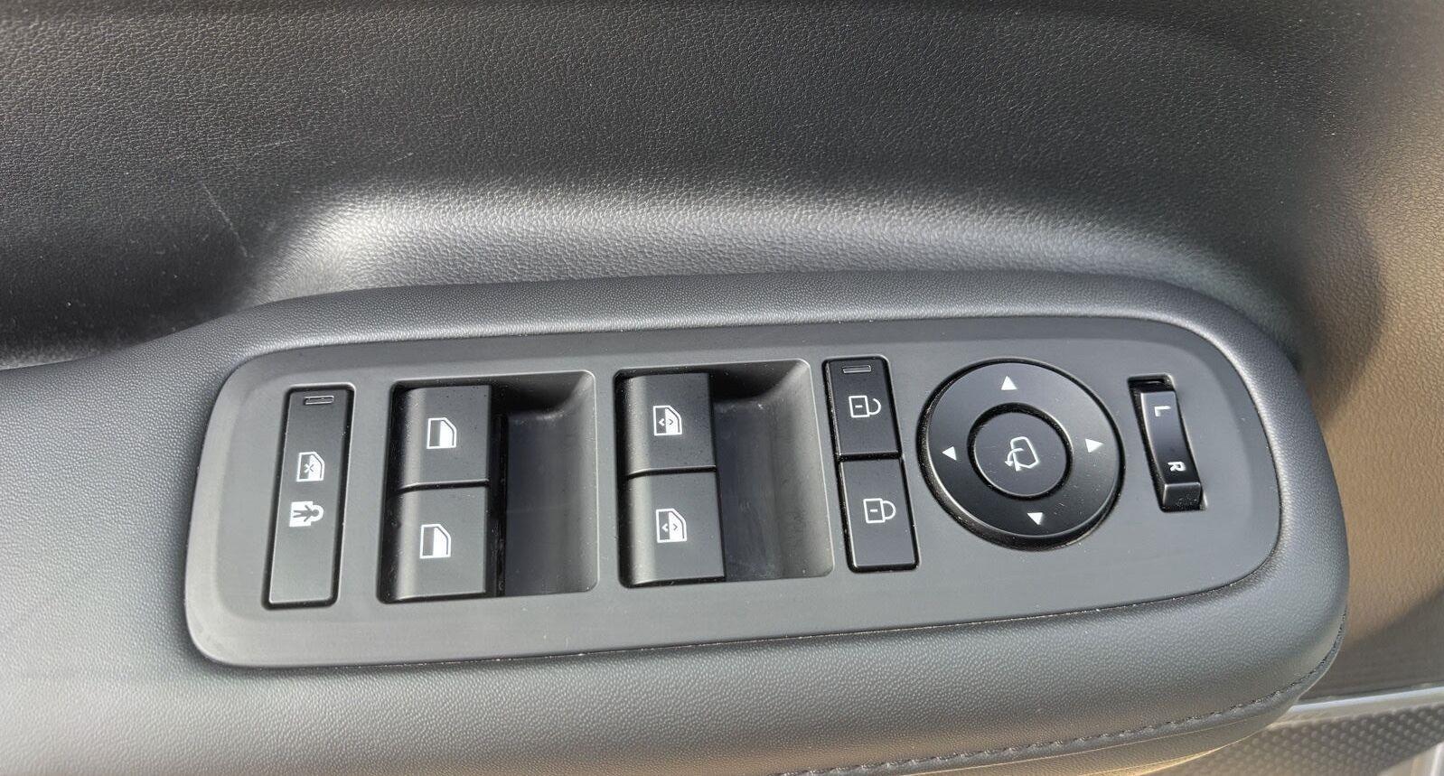 Vehicle photo 18