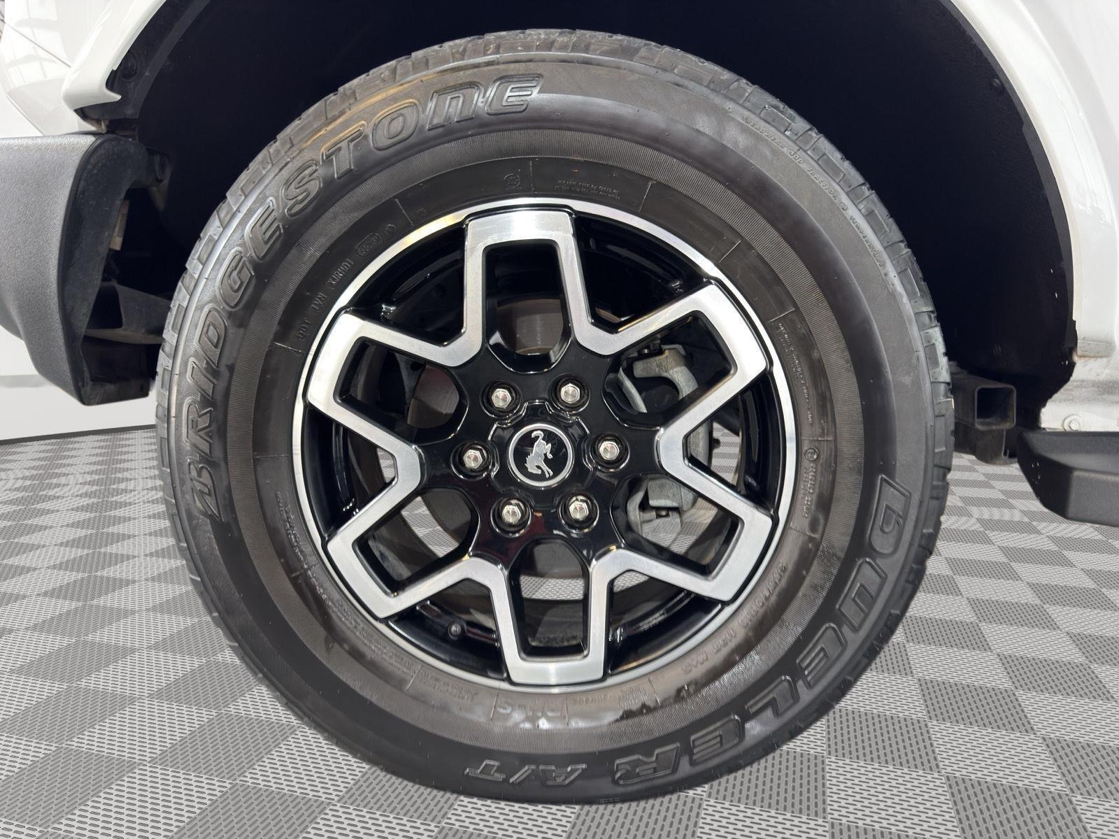 Vehicle photo 9