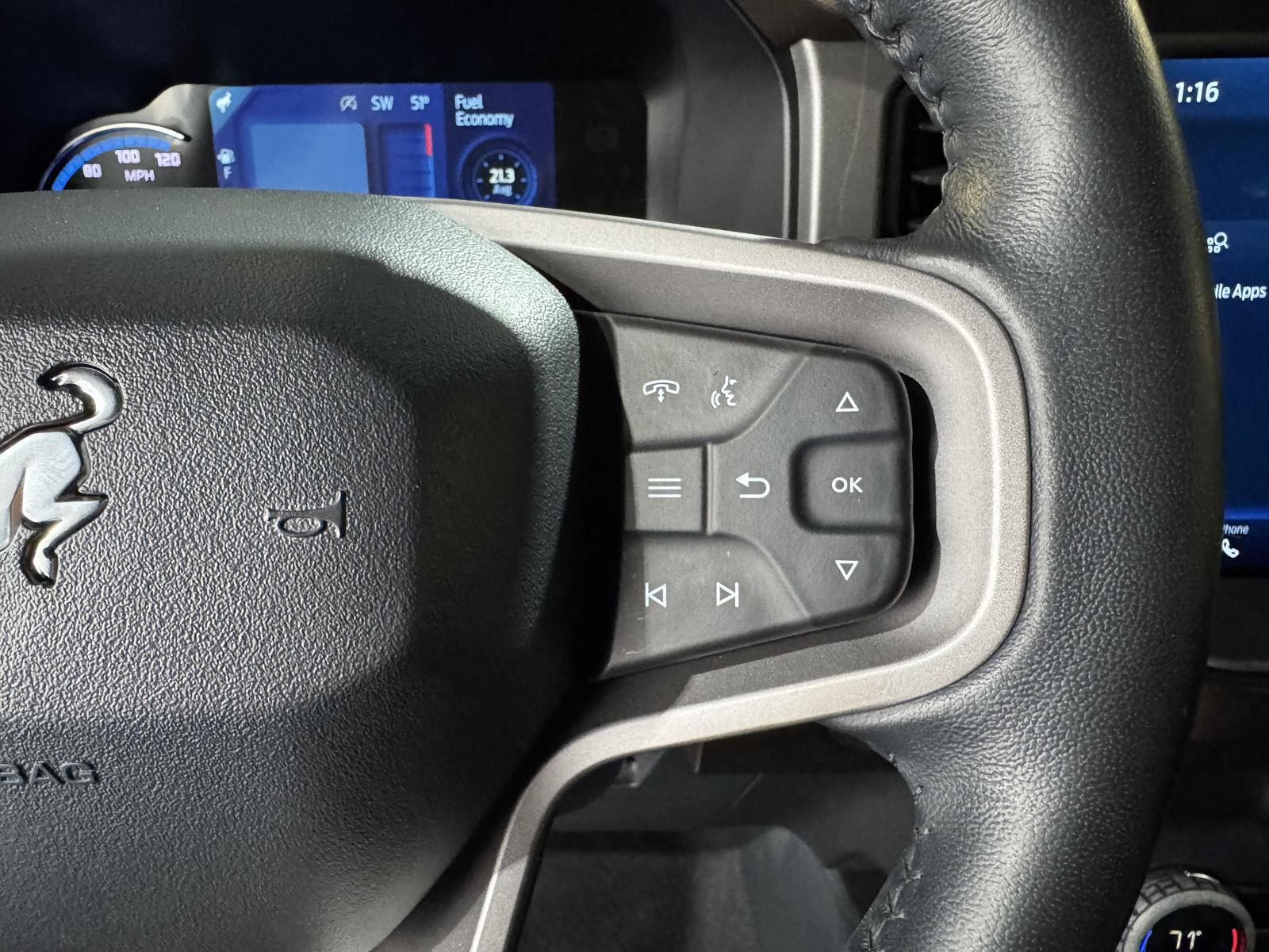 Vehicle photo 14