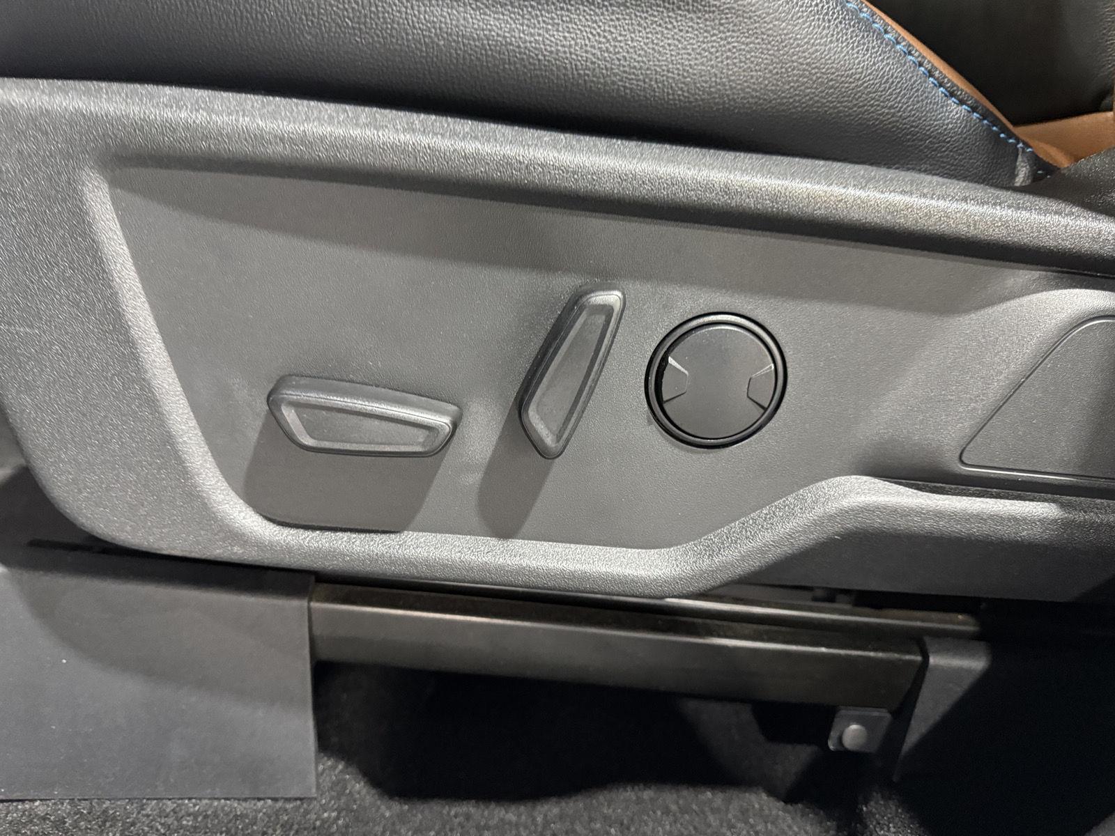 Vehicle photo 21