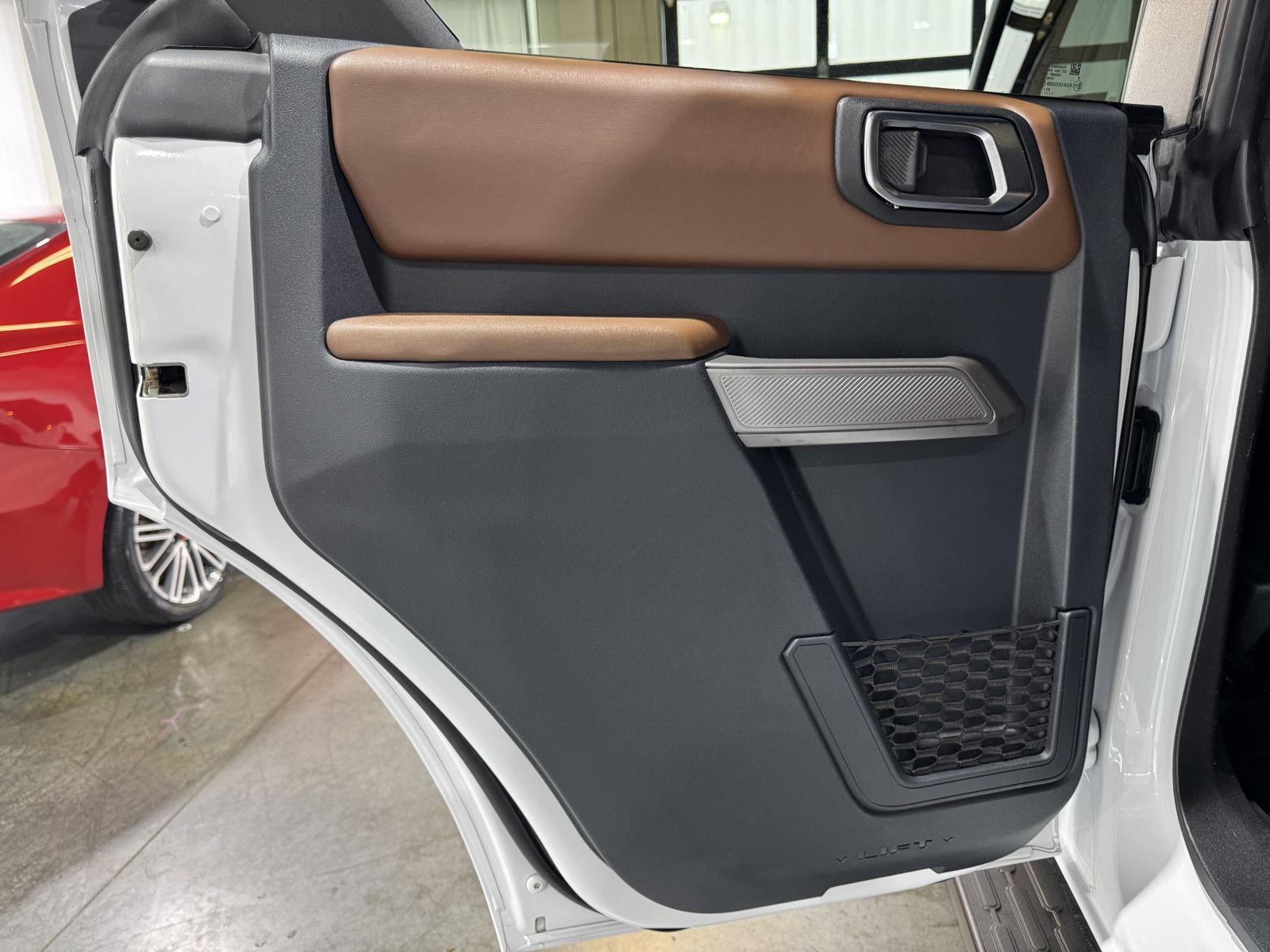 Vehicle photo 23
