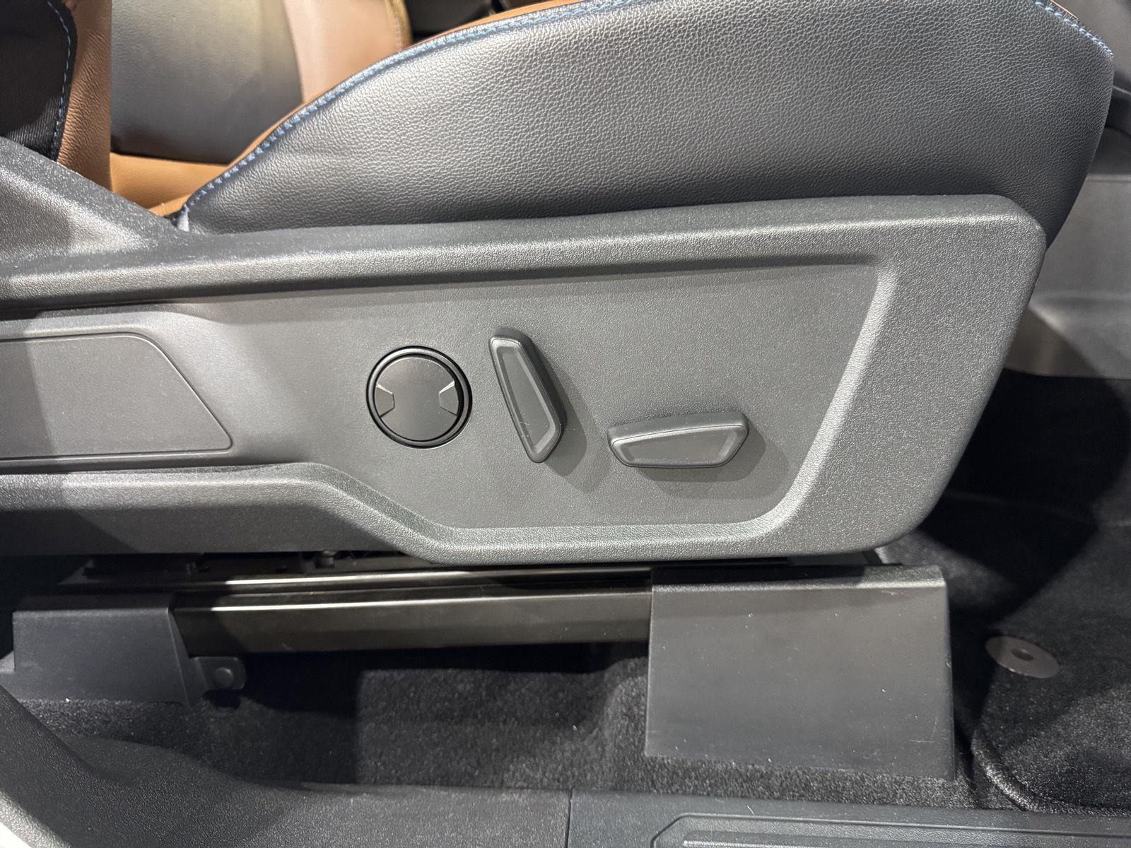 Vehicle photo 28