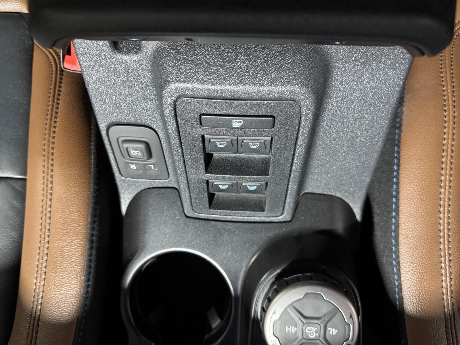 Vehicle photo 37
