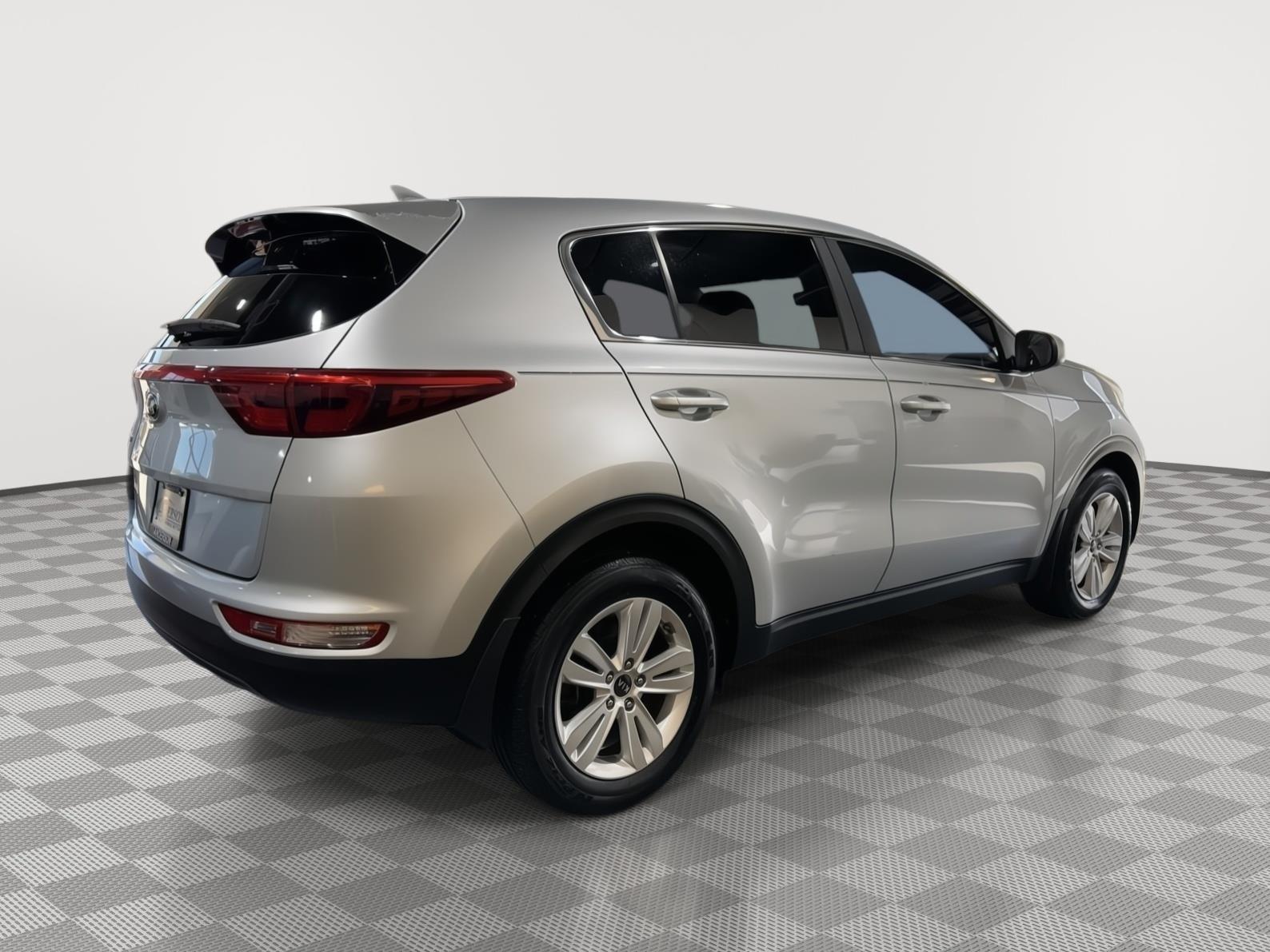 Vehicle photo 8