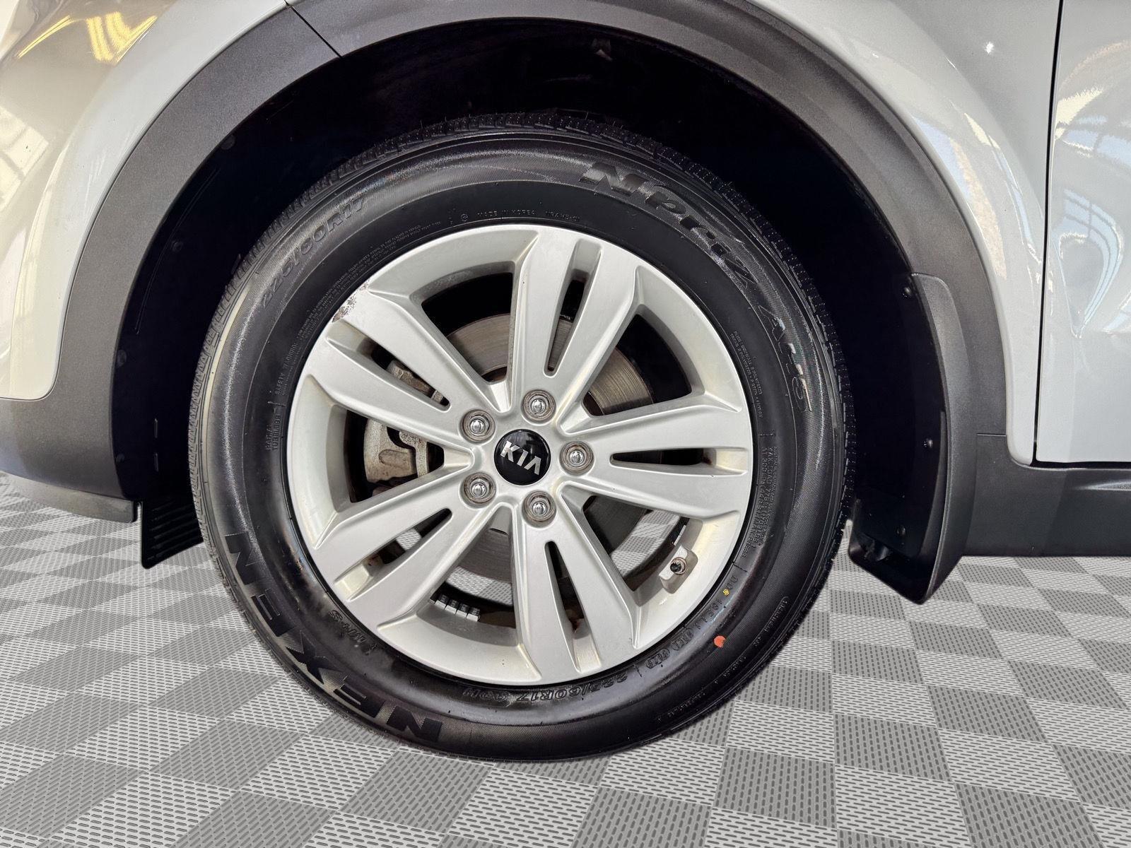 Vehicle photo 11