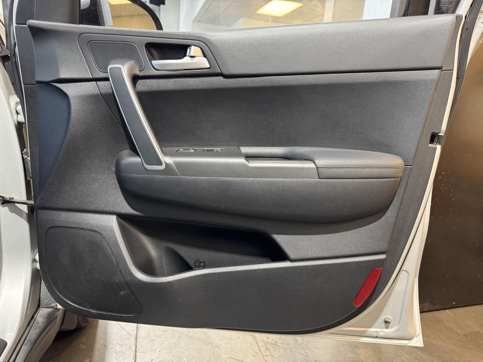 Vehicle photo 23