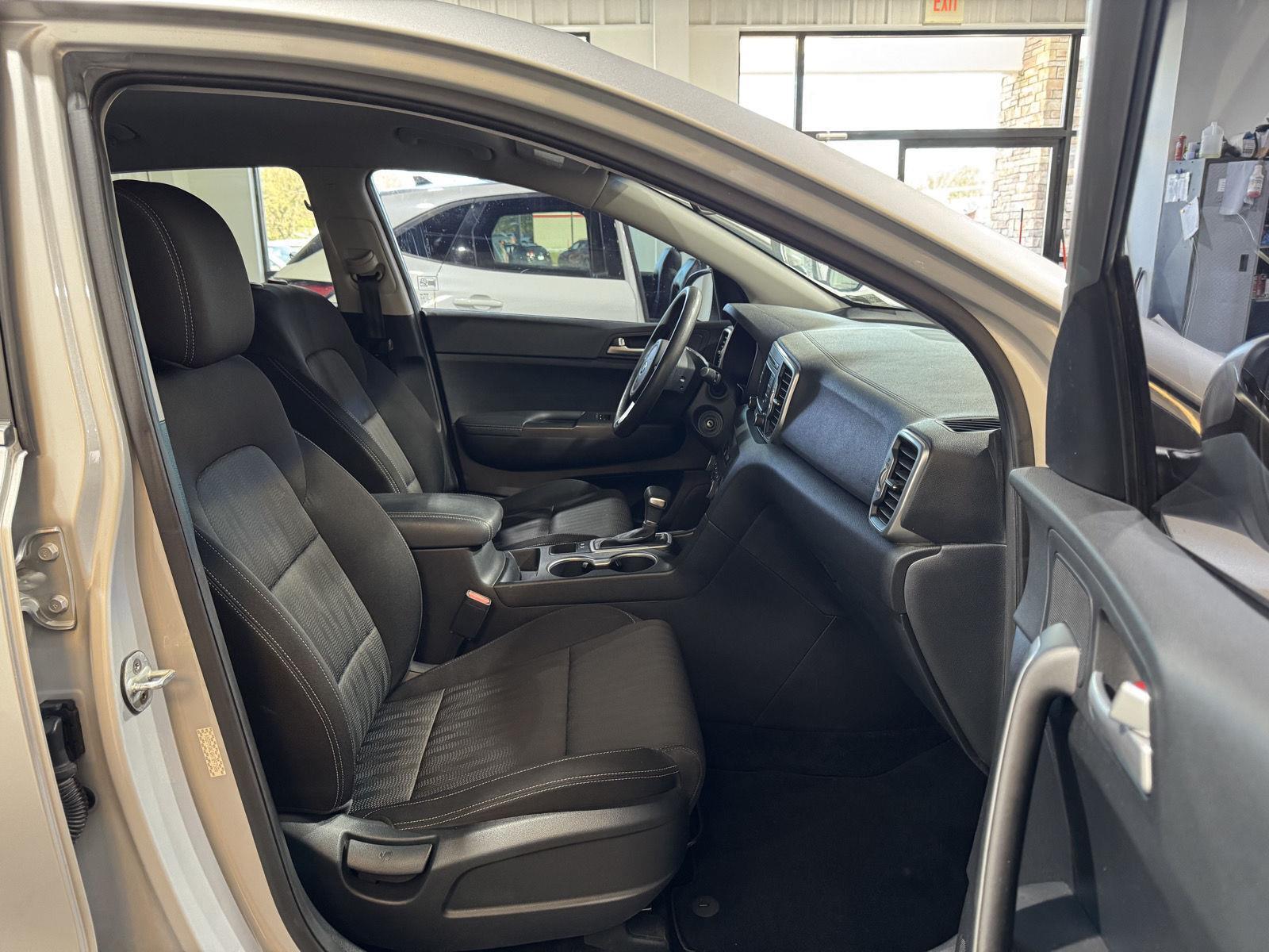 Vehicle photo 24