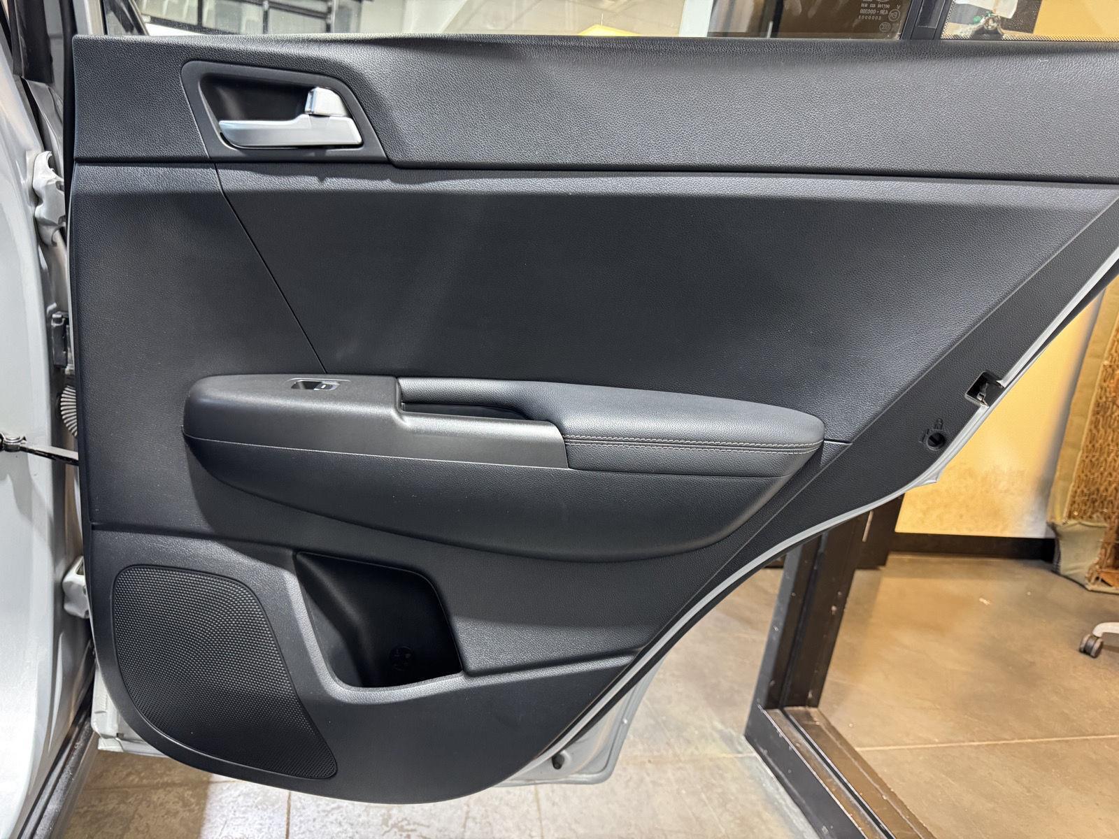 Vehicle photo 26