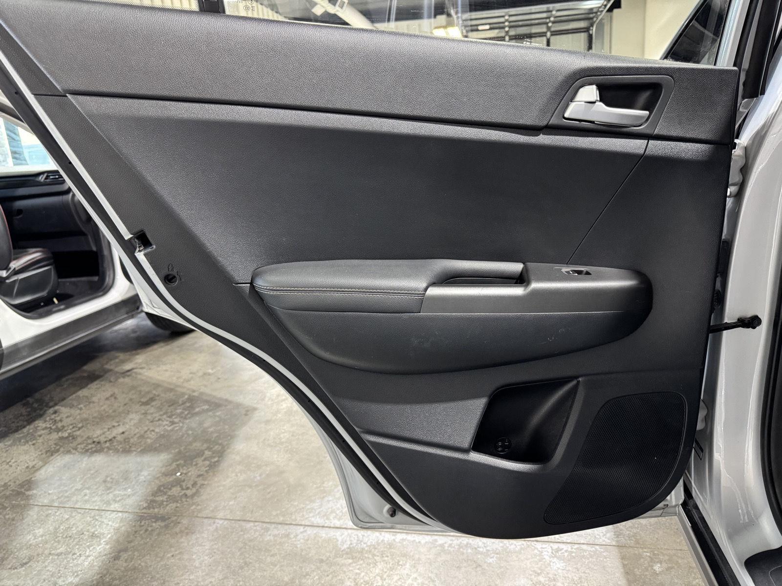 Vehicle photo 28