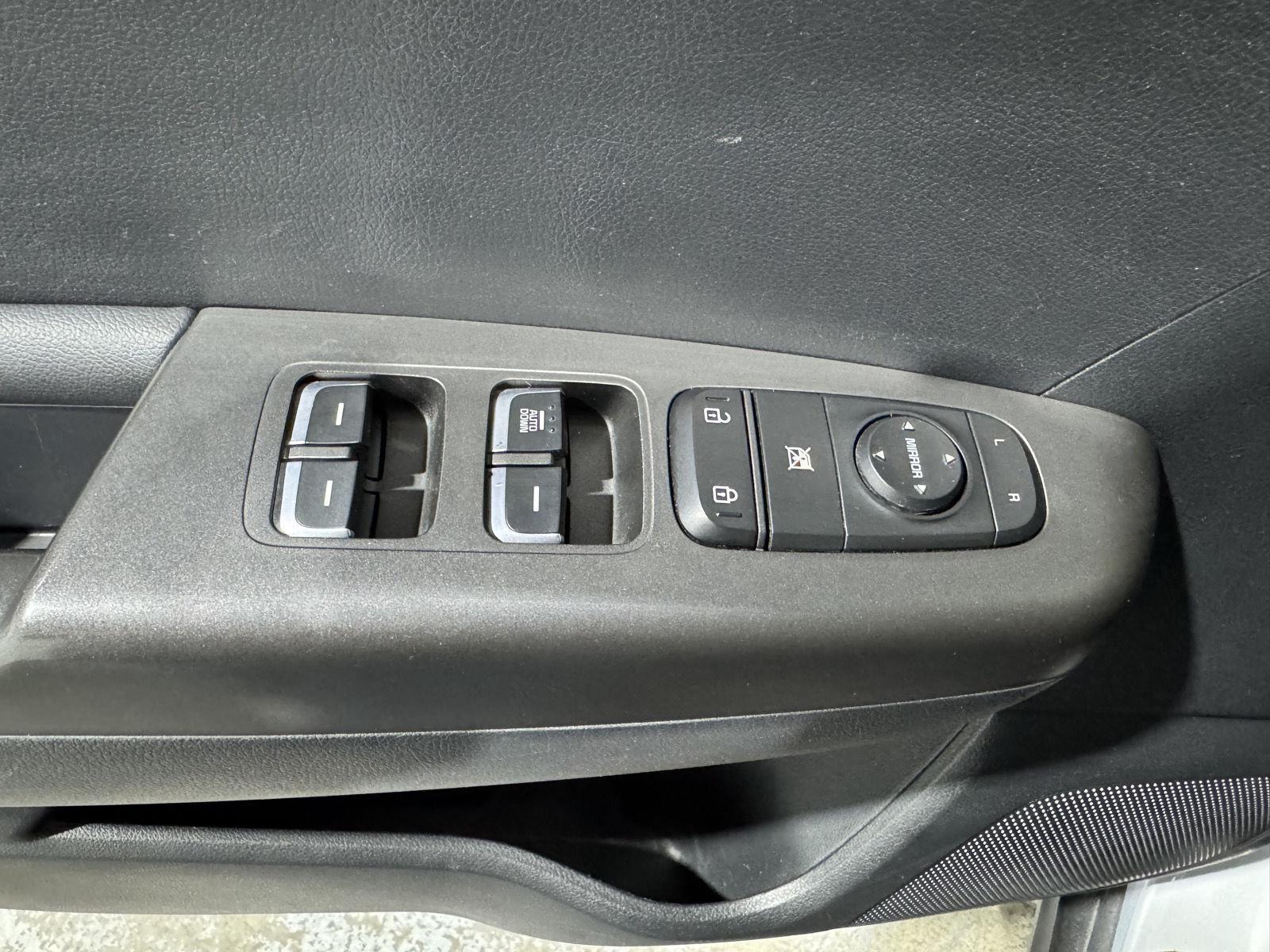 Vehicle photo 18