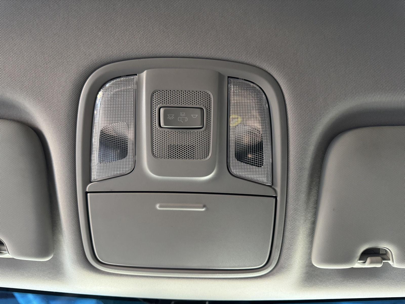Vehicle photo 30