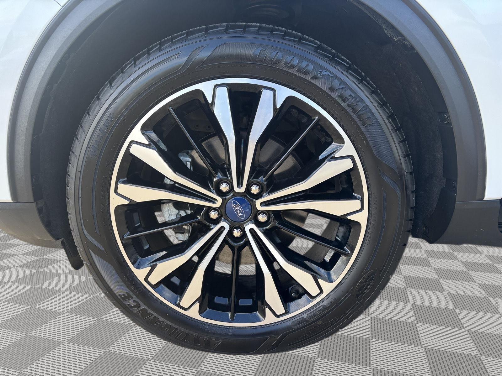 Vehicle photo 11