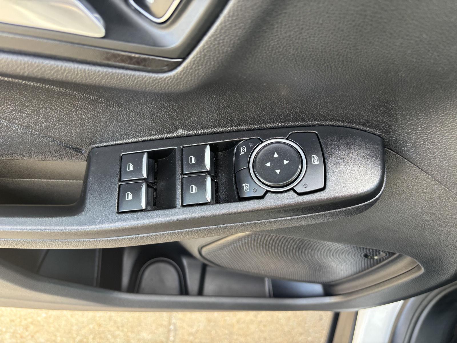 Vehicle photo 18