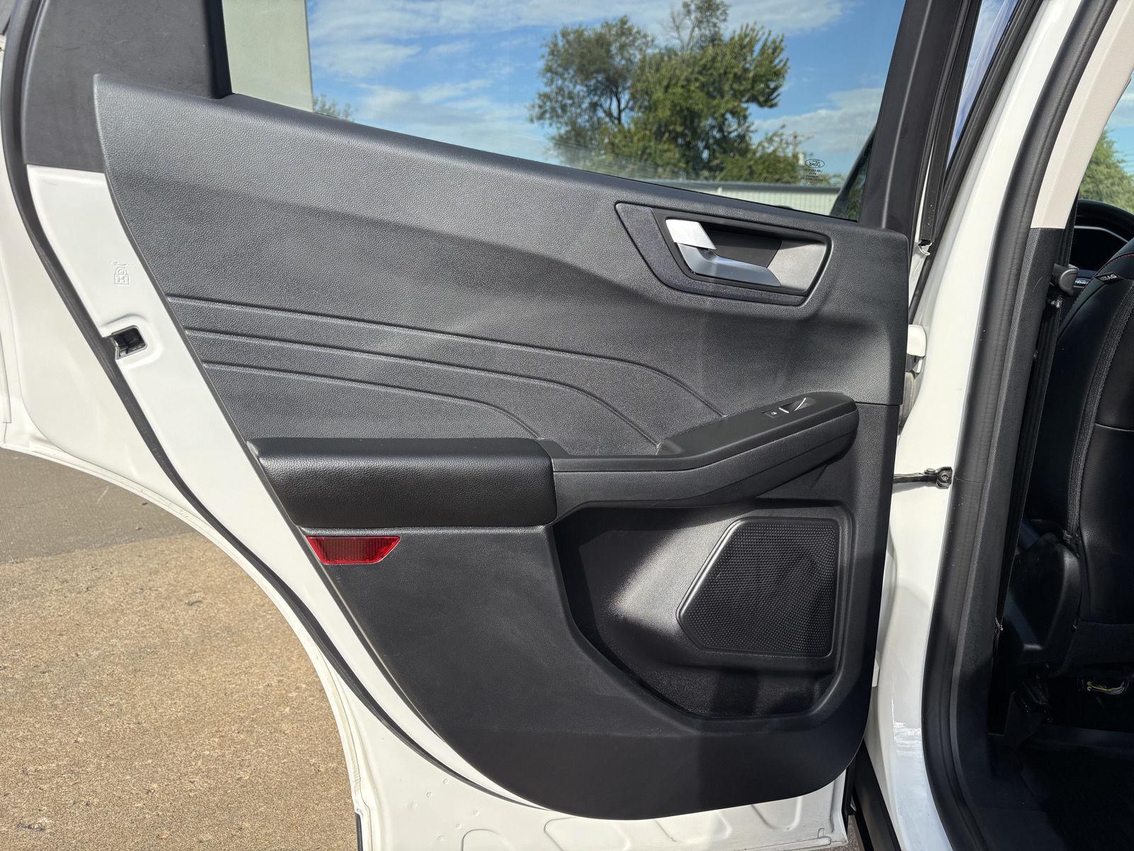 Vehicle photo 30