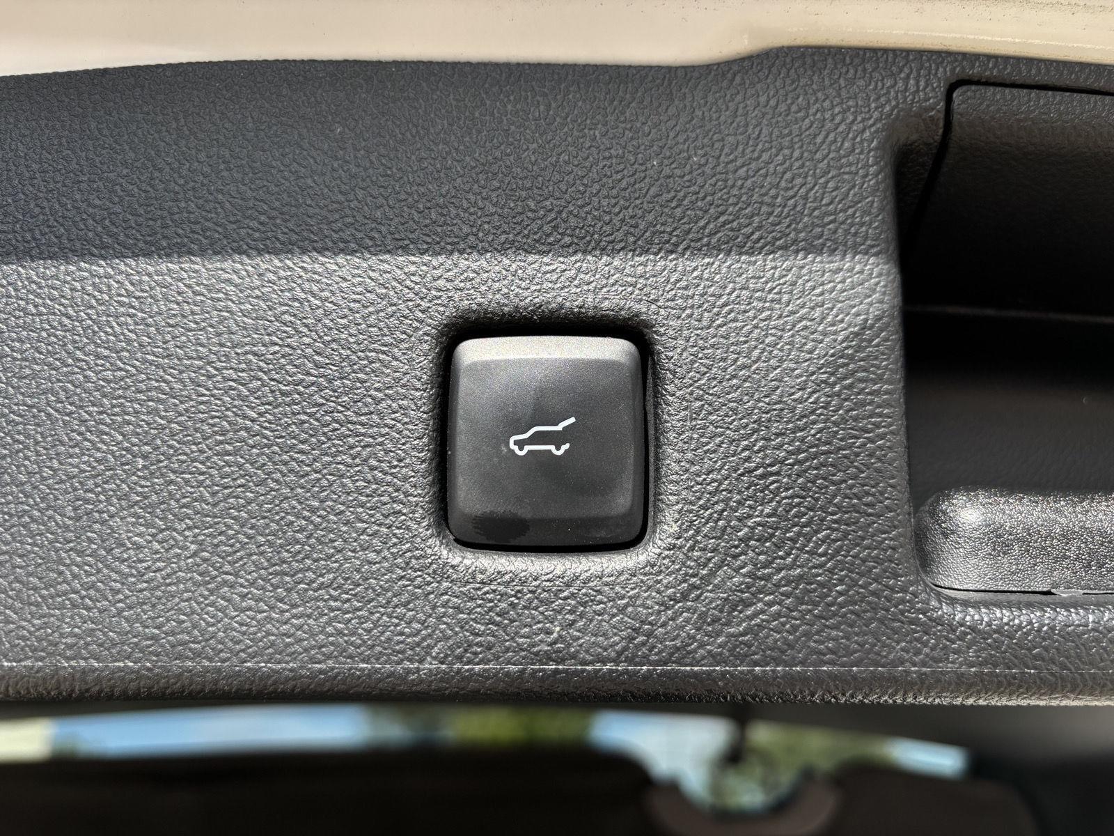 Vehicle photo 44