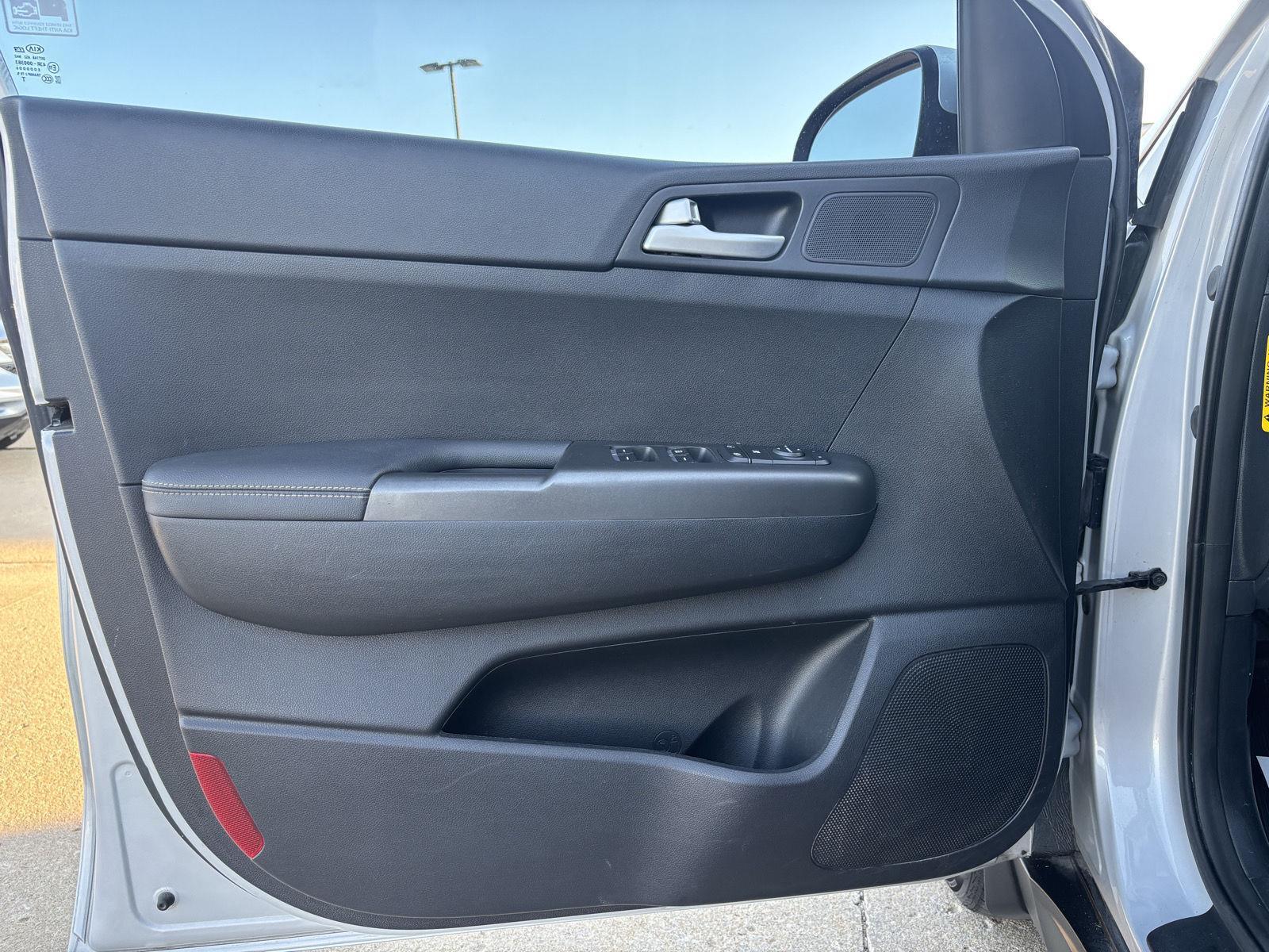 Vehicle photo 17
