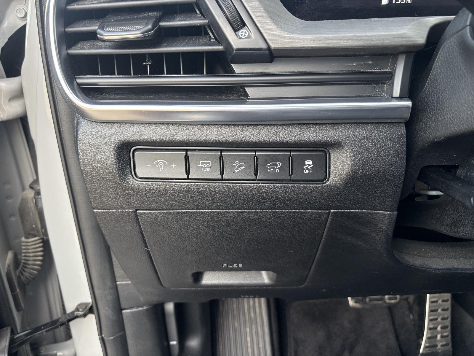 Vehicle photo 17