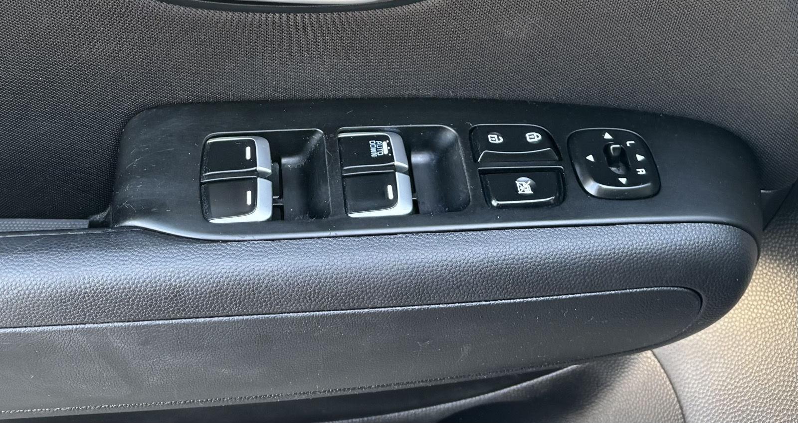 Vehicle photo 18
