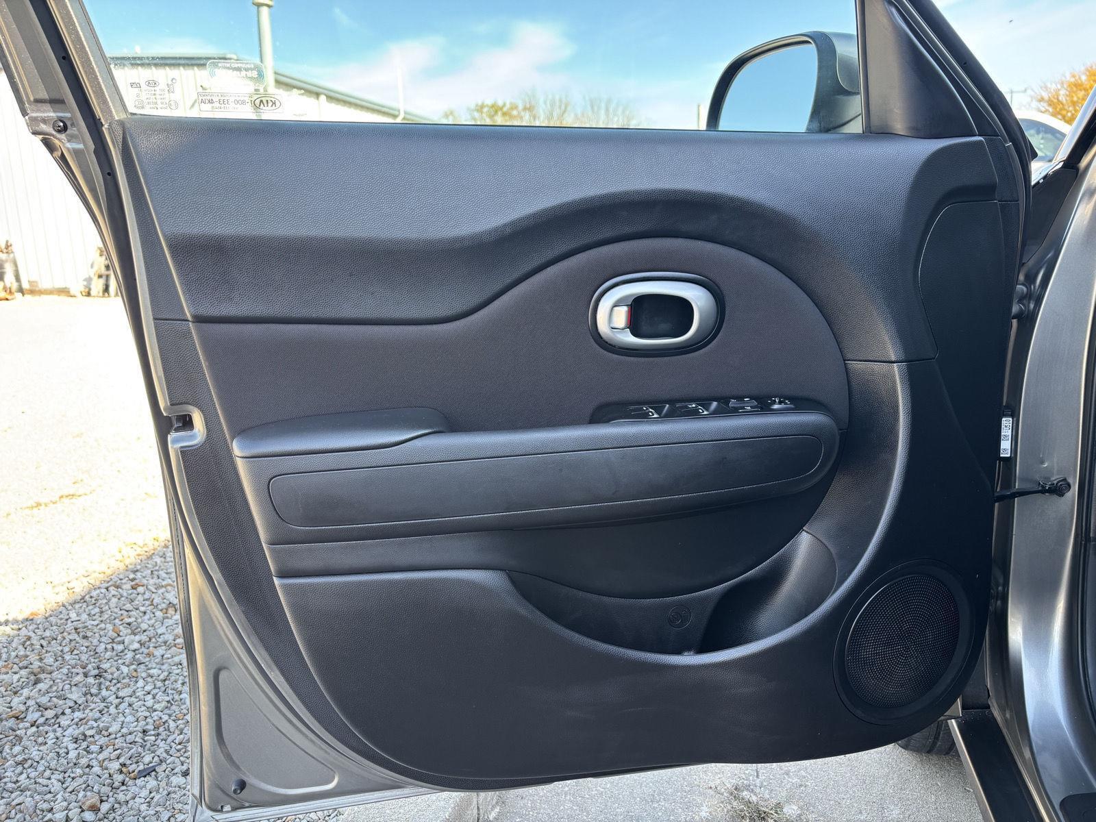 Vehicle photo 19