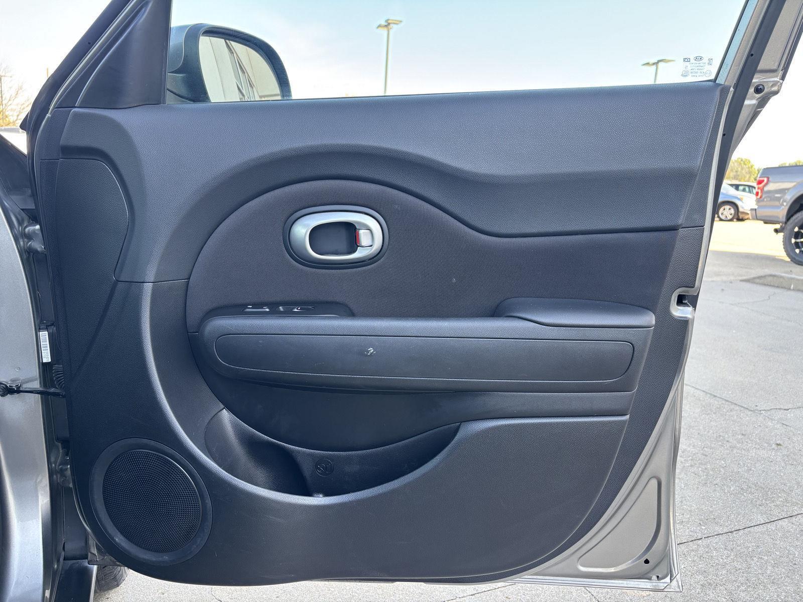 Vehicle photo 28